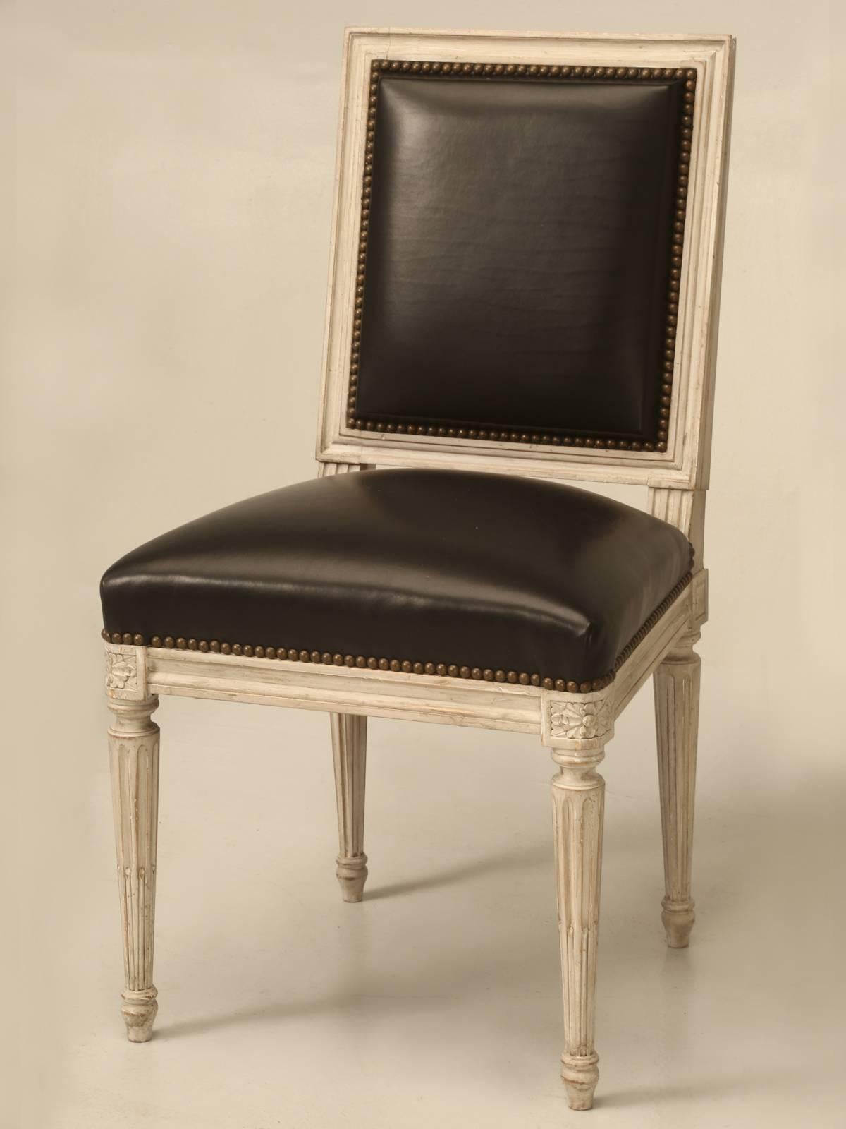 Bemalte französische handgeschnitzte Beistellstühle im Louis-XVI.-Stil, hergestellt in Frankreich  (Leder) im Angebot