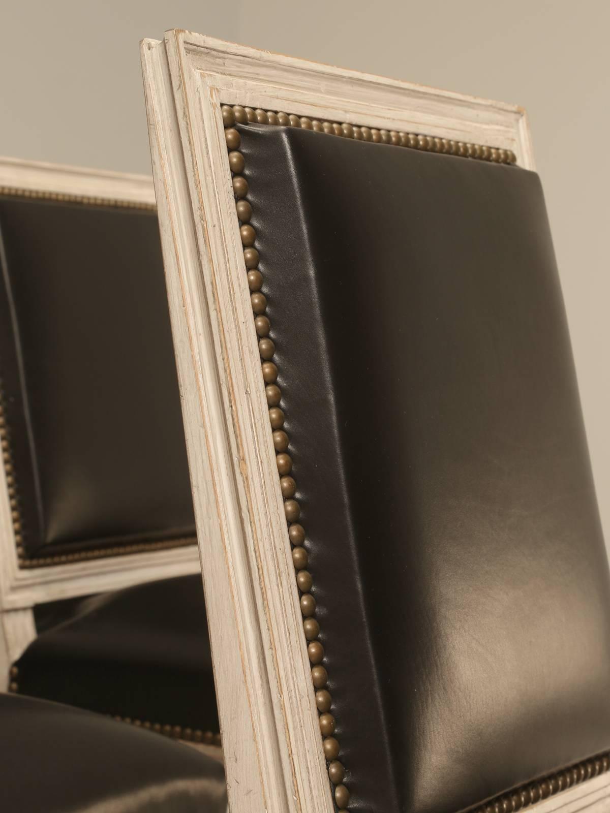 Bemalte französische handgeschnitzte Beistellstühle im Louis-XVI.-Stil, hergestellt in Frankreich  (Französisch) im Angebot