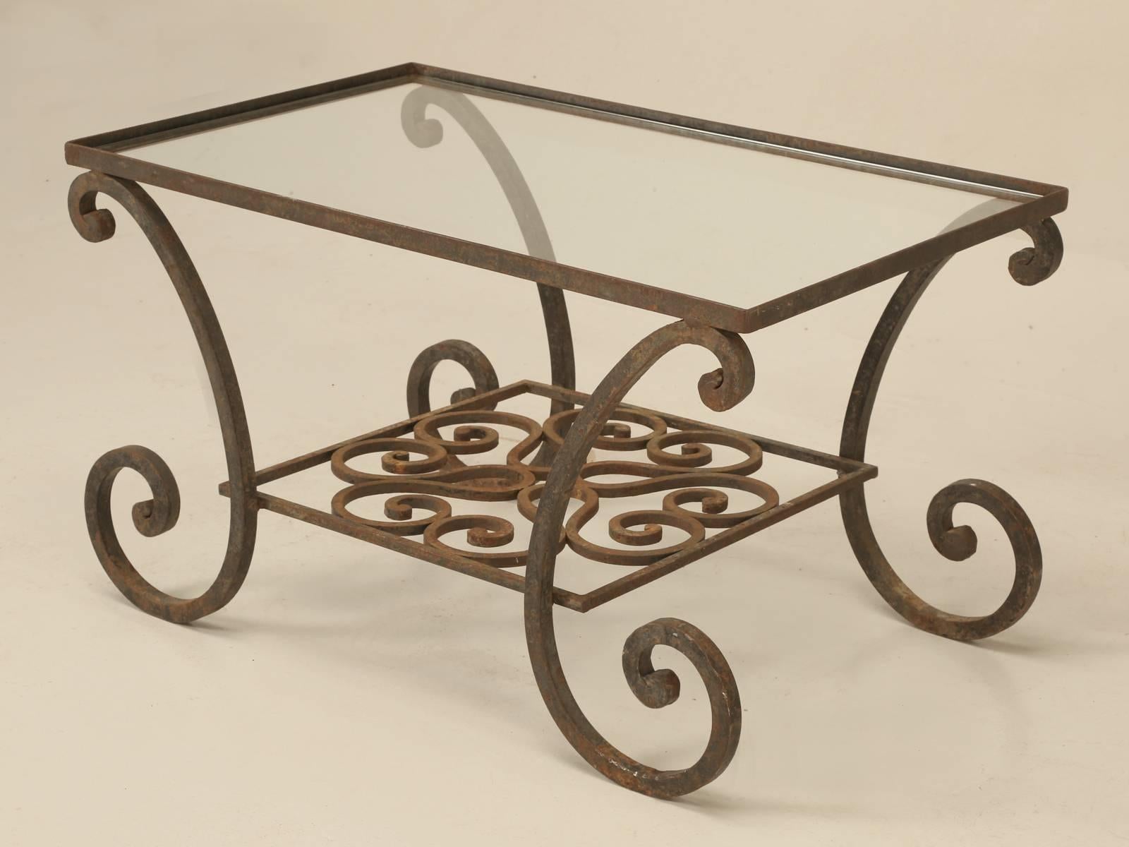 French hand-wrought iron coffee table, that could be used indoors or outdoors as you like. Very nice original patina and probably made in the 1950s or 1960s.