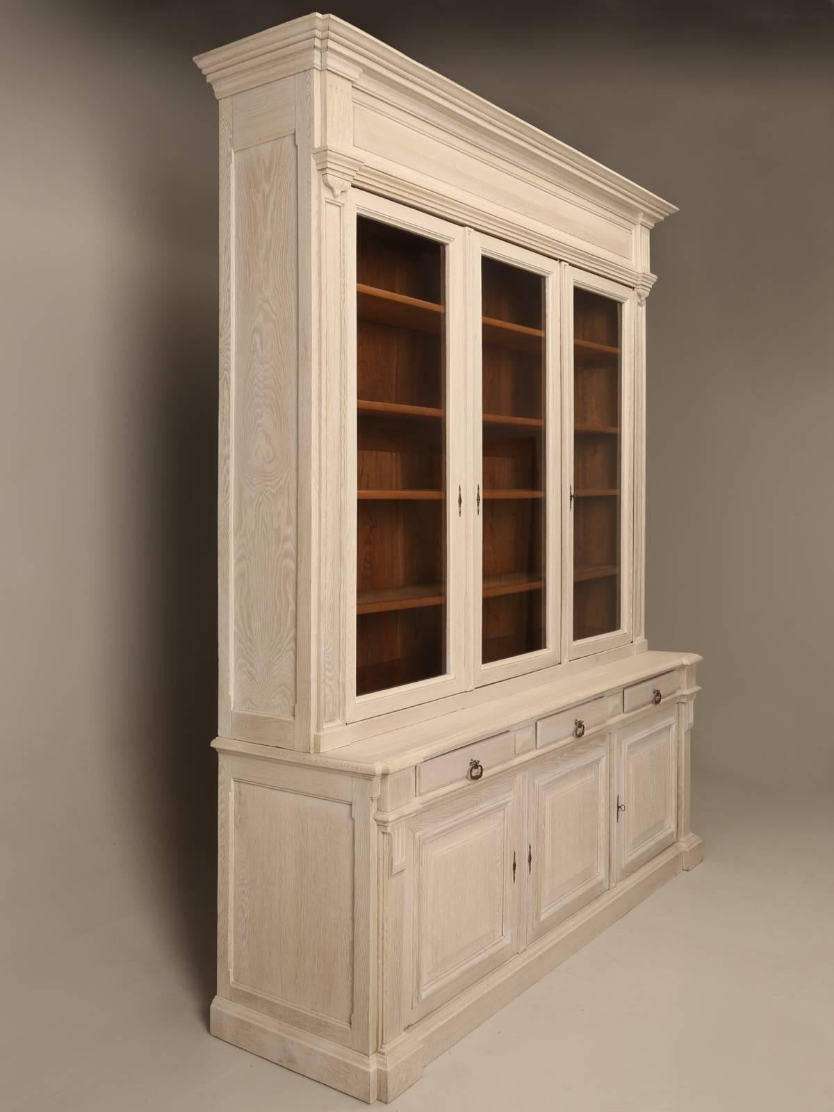 Antique French oak bookcase, or as the French would call it, a bibliotheque, but whatever you would like to refer to it as, it was built with quality in mind, probably in the late 1800s. Even the drawer boxes have beautiful French walnut bottoms and