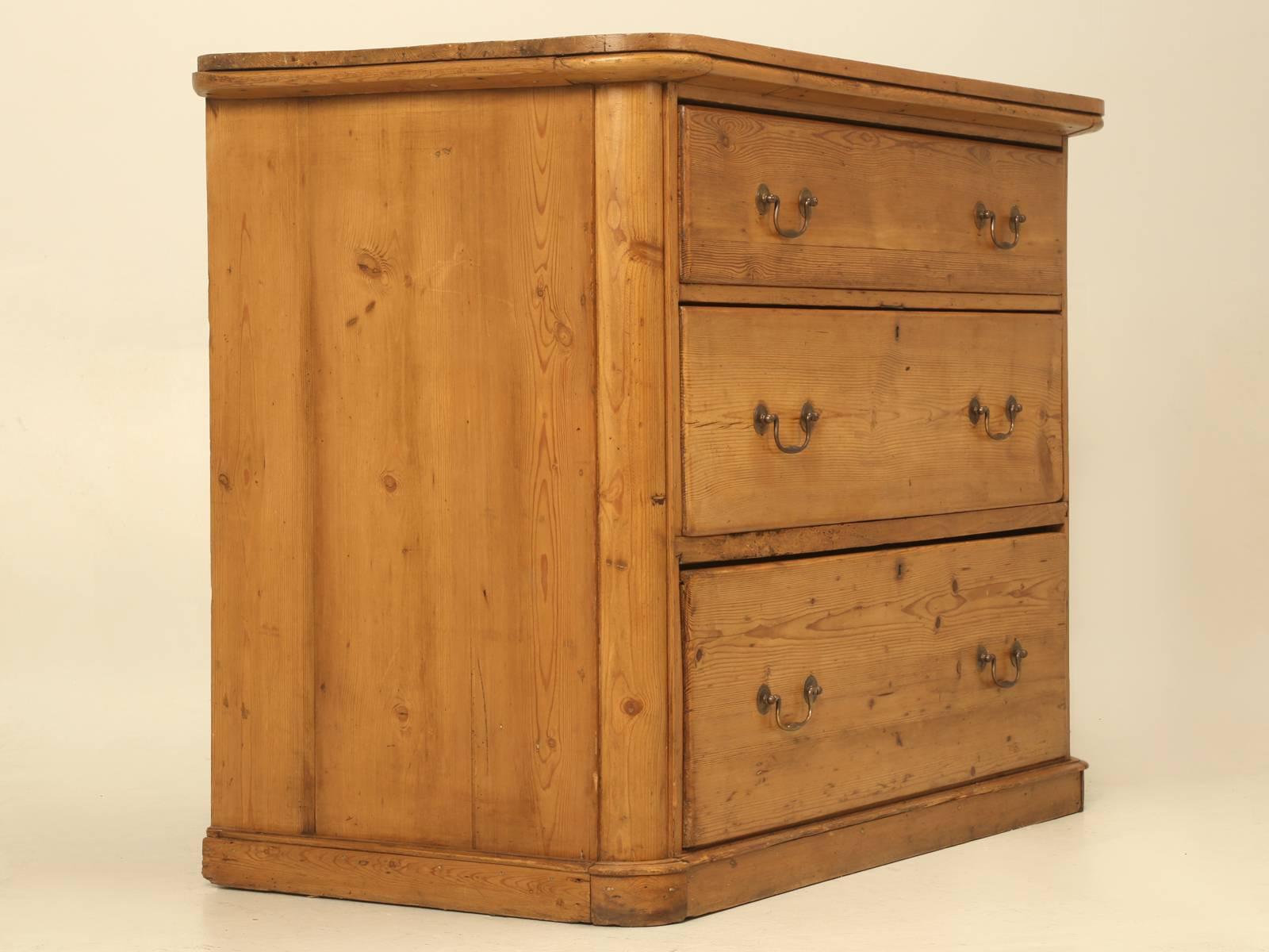 Antique French (could easily be Continental) pine chest of drawers. Quite an unusual style and has a very clean and almost modern take to it, with the soft radius corners and flush fitting to the ground. Our Old Plank workshop, rebuilt the entire