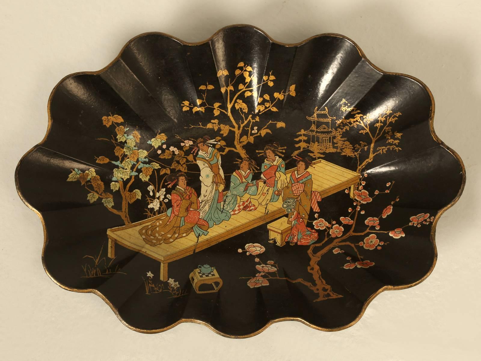 French papier-mâché decorative scalloped tray with an Asian scene, in exceptionally nice unrestored condition and probably made in the late Victorian period.