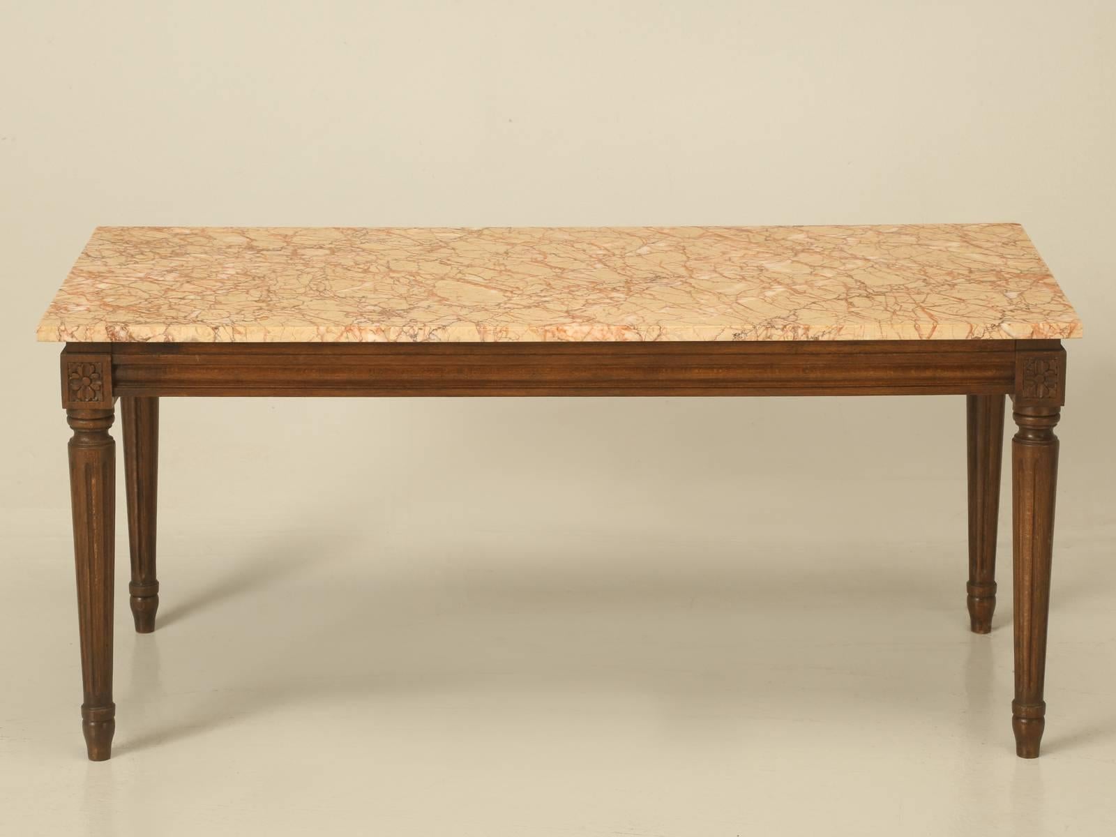 Table basse française vintage de style Louis XVI avec son plateau en marbre d'origine. La table basse Louis XVI semble avoir été fabriquée en France dans les années 1960. Veuillez noter qu'il y a un petit éclat sur un coin du marbre. 