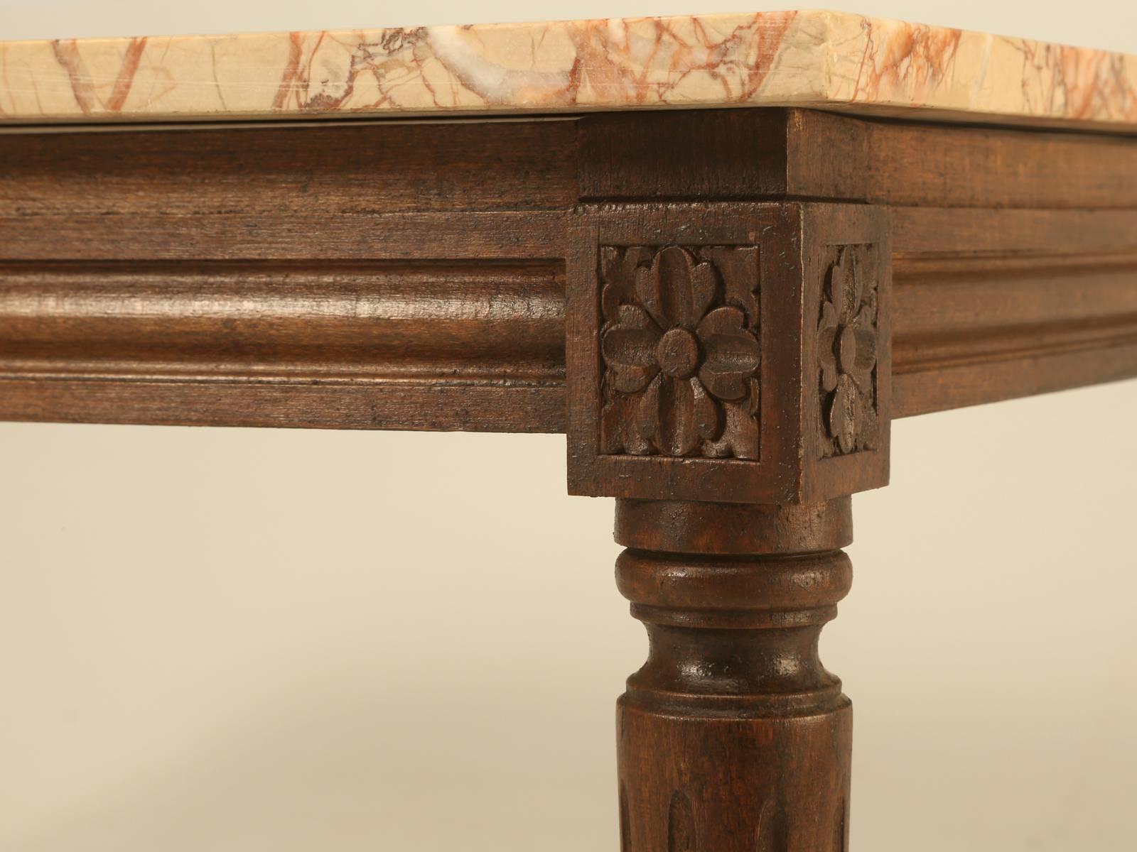Marbre Table basse française de style Louis XVI avec plateau en marbre  en vente