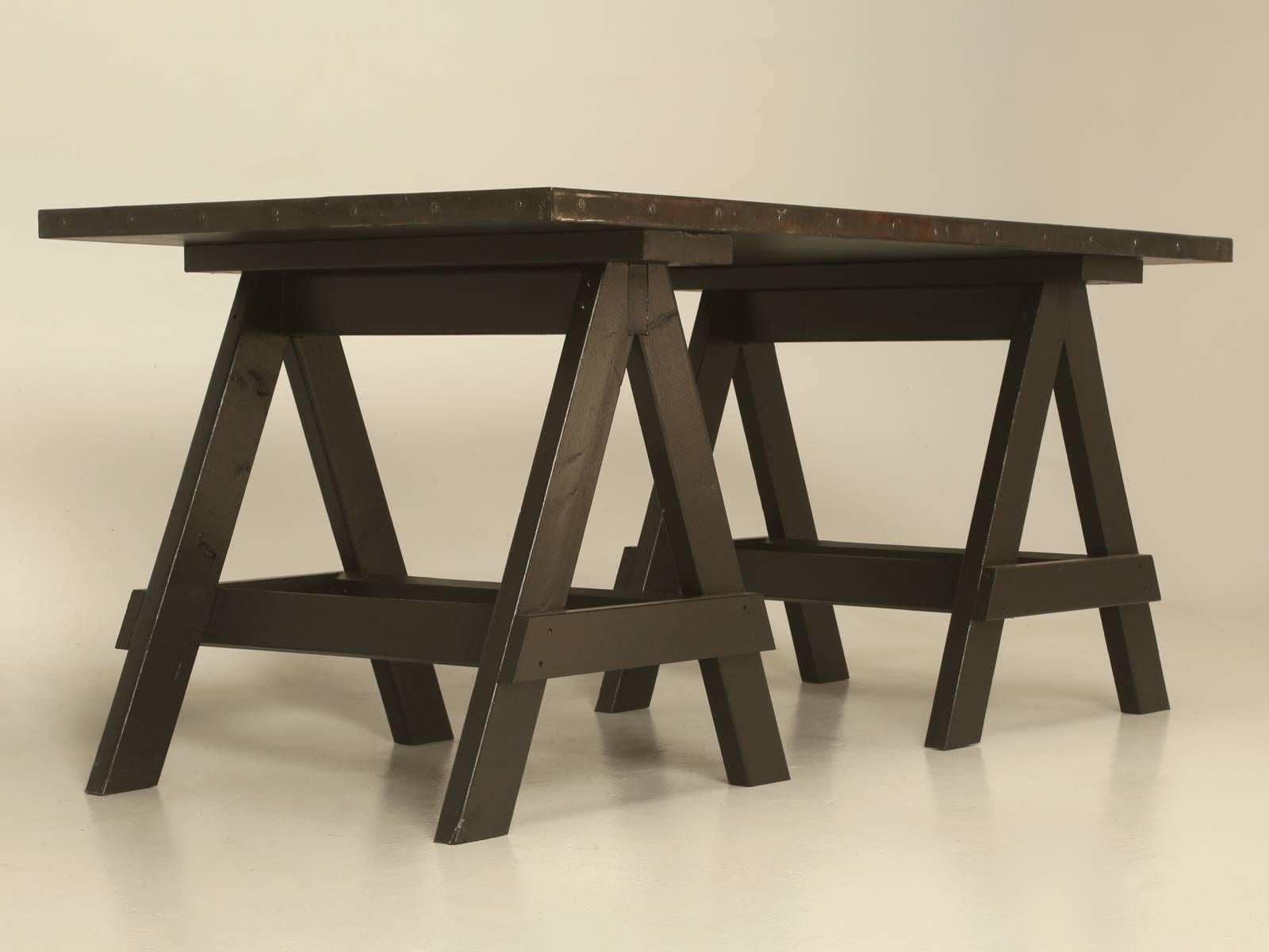 Industrieller antiker Zink-Schreibtisch oder Küchentisch mit Zinkplatte auf einem Paar Sawhorses  im Angebot 1