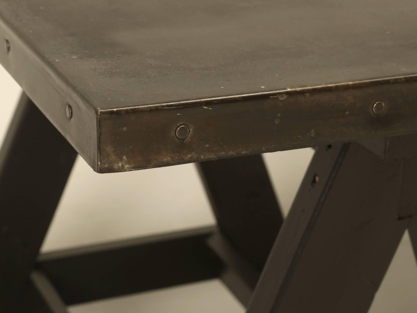 Industrieller antiker Zink-Schreibtisch oder Küchentisch mit Zinkplatte auf einem Paar Sawhorses  im Zustand „Gut“ im Angebot in Chicago, IL