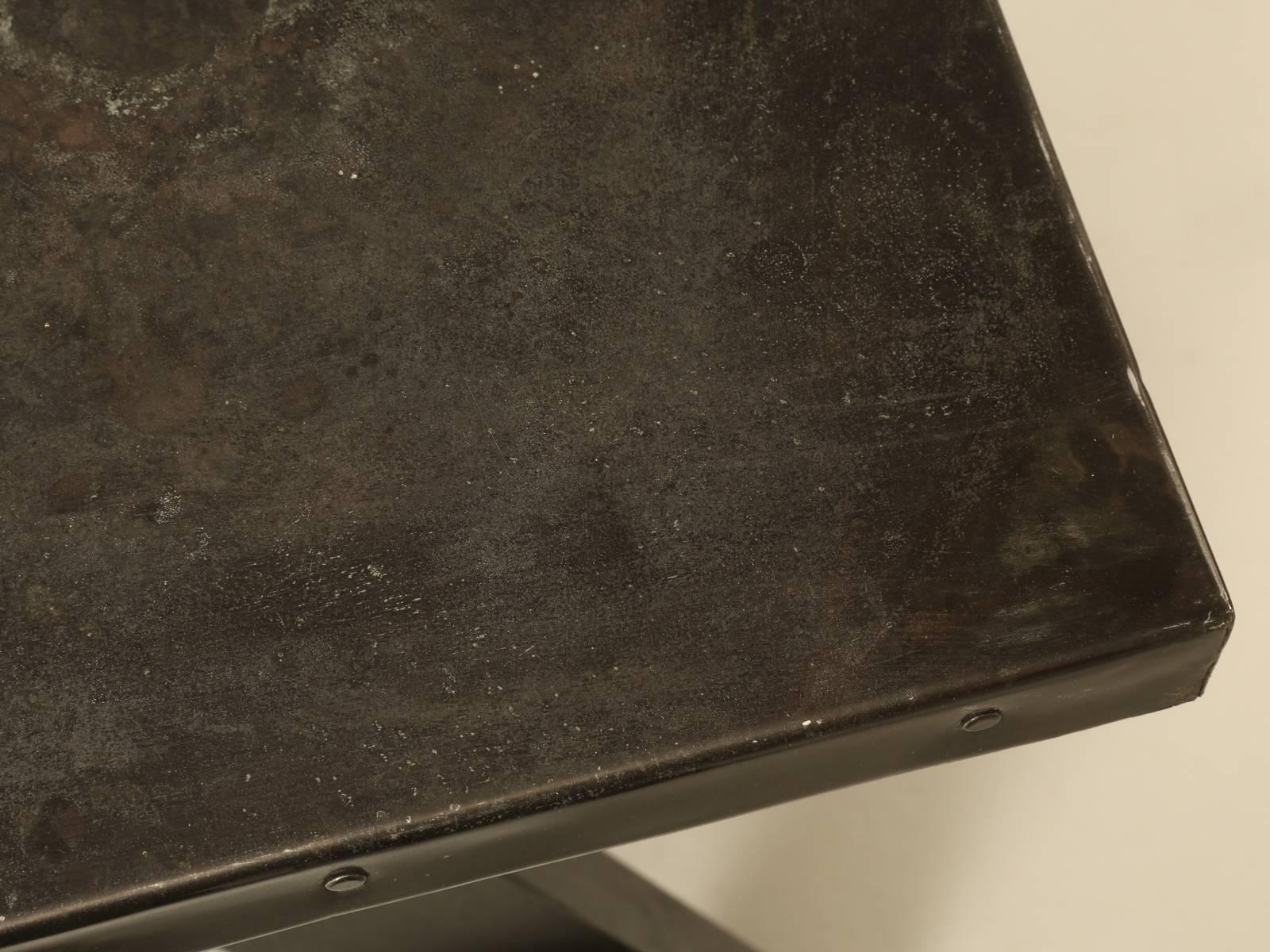 Industrieller antiker Zink-Schreibtisch oder Küchentisch mit Zinkplatte auf einem Paar Sawhorses  (Handgefertigt) im Angebot