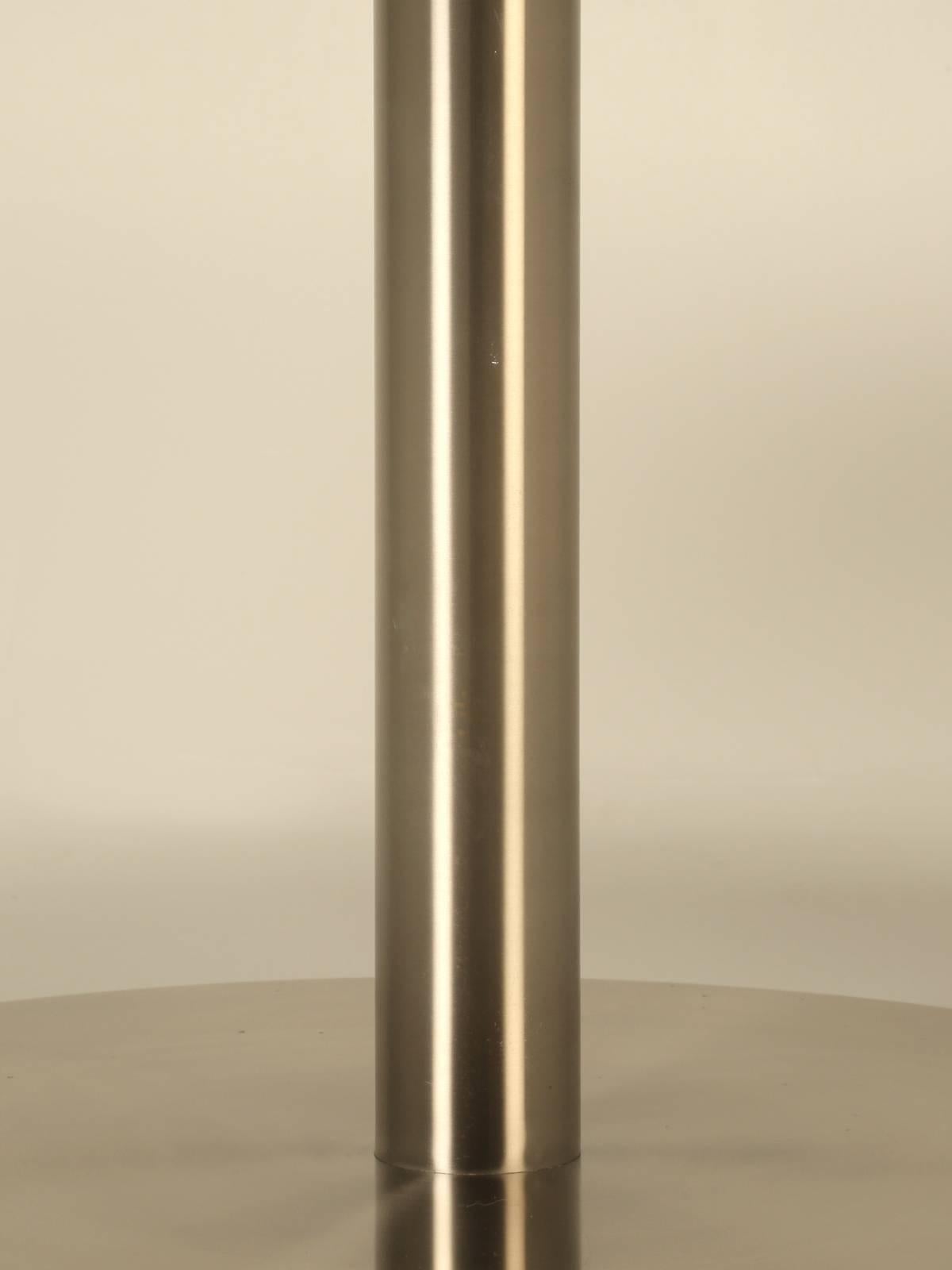 Round Dining Table in Onyx Stone and Stainless Steel In Fair Condition In Chicago, IL