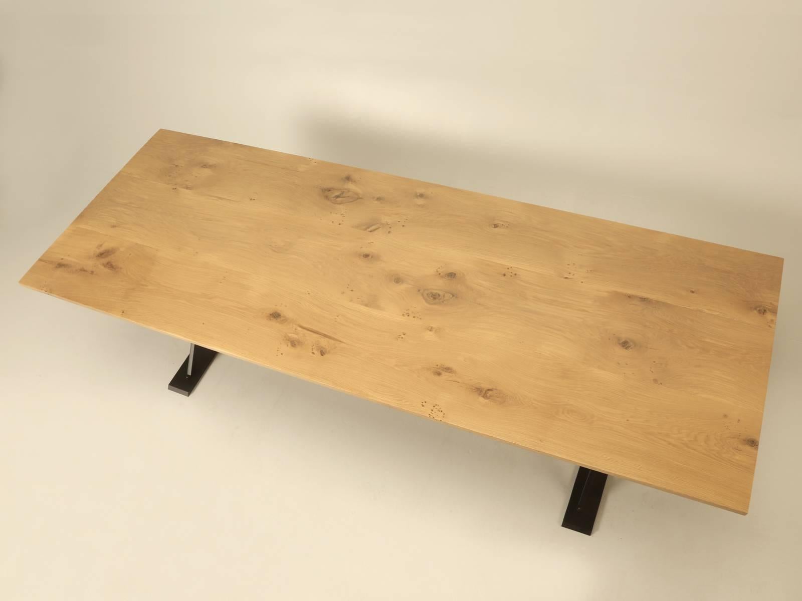 Nouvellement construite par notre atelier interne, Old Plank Workshop, cette table à manger de style industriel en chêne et en acier, fabriquée à la main, peut être construite dans n'importe quelle dimension ou type de bois.