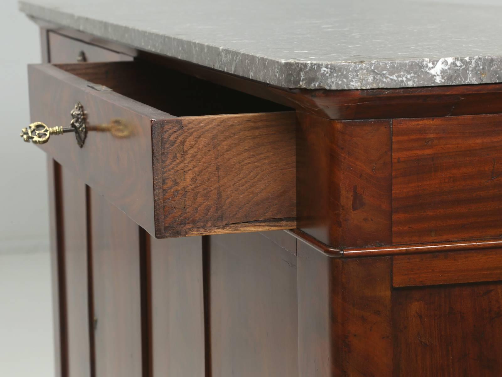 Antique French Restauration Buffet circa 1800s in Mahogany with Paw Feet In Good Condition In Chicago, IL