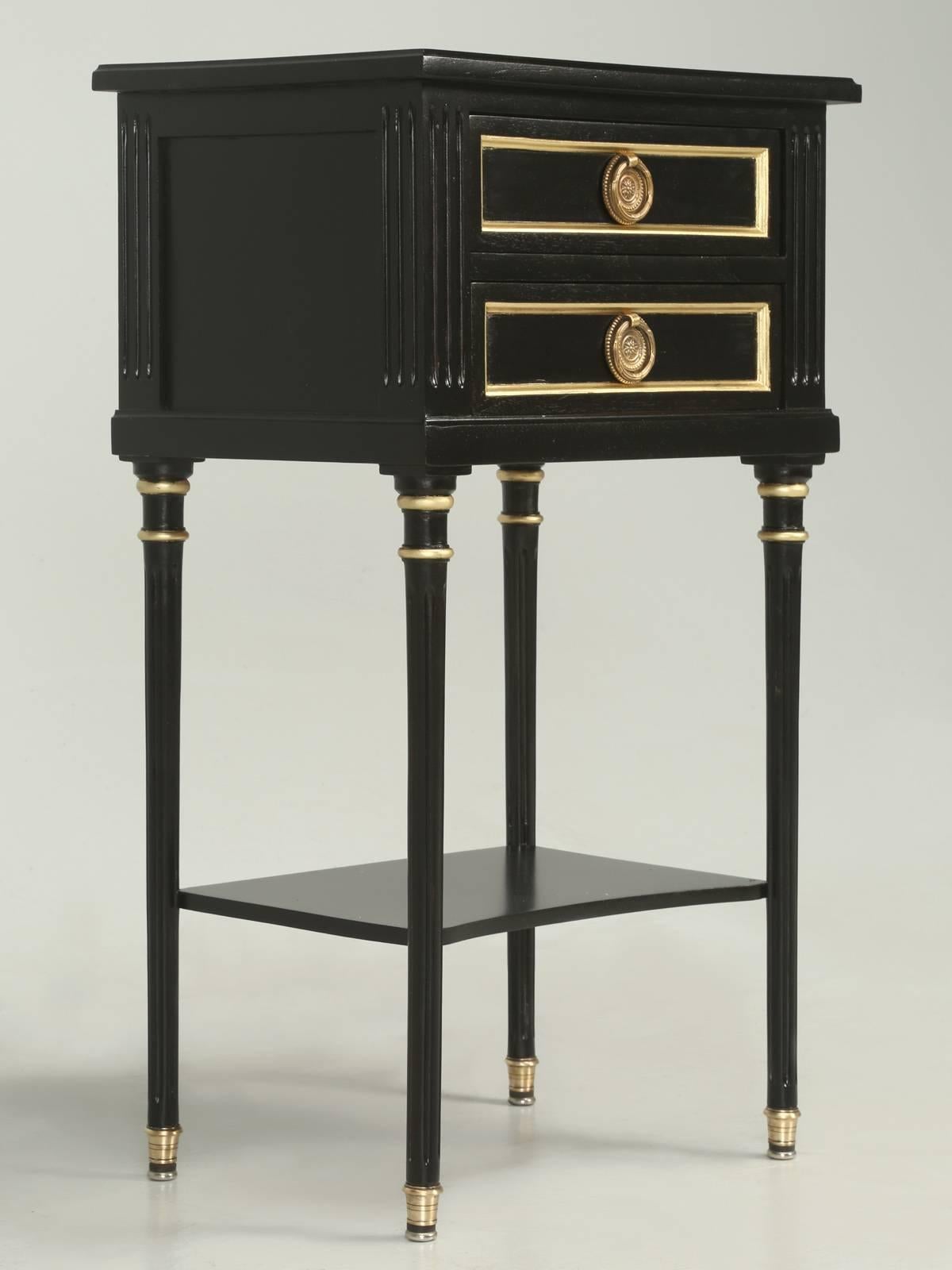 French Pair of Louis XVI Style Ebonized Nightstands or End Tables (Französisch)