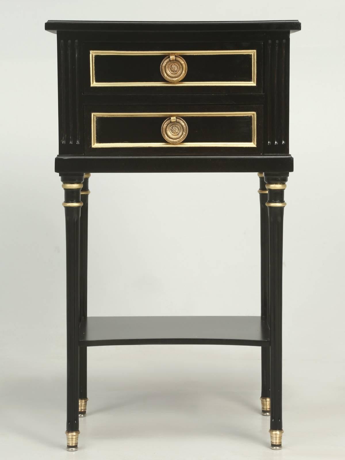 French Pair of Louis XVI Style Ebonized Nightstands or End Tables im Zustand „Gut“ in Chicago, IL