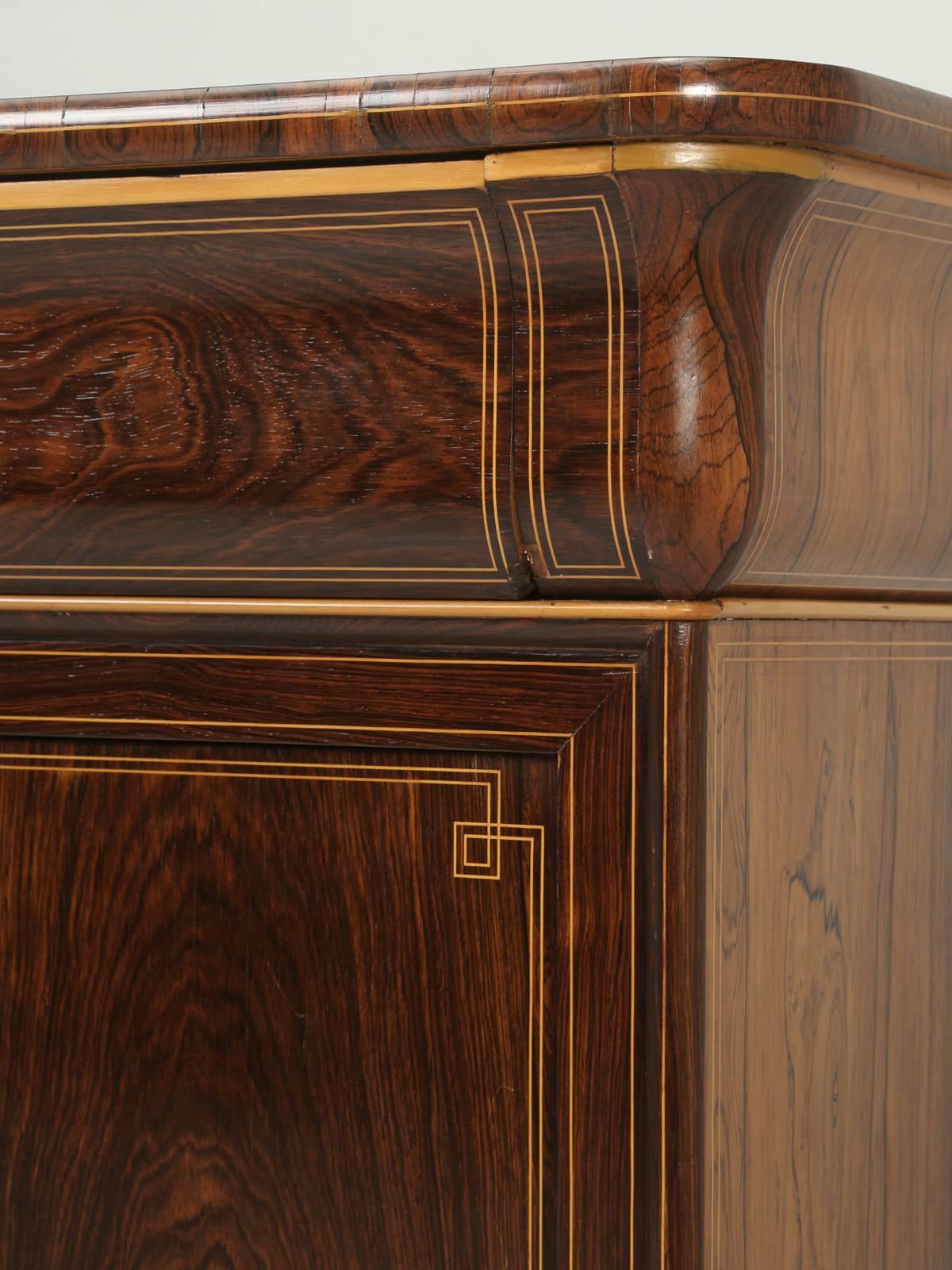 Antike französische Kommode oder Buffet mit ausziehbaren Schreibtischschubladen aus schönem Palisanderholz im Zustand „Gut“ im Angebot in Chicago, IL