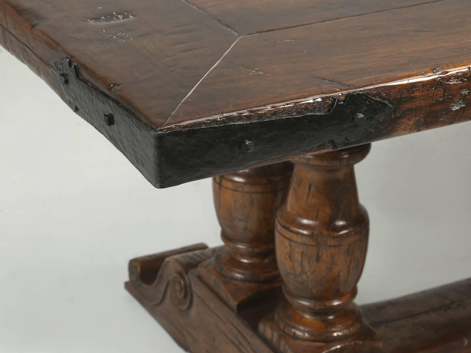 Fait main Table de salle à manger de style campagnard français fabriquée à partir de noyer récupéré à Chicago par Old Plank en vente