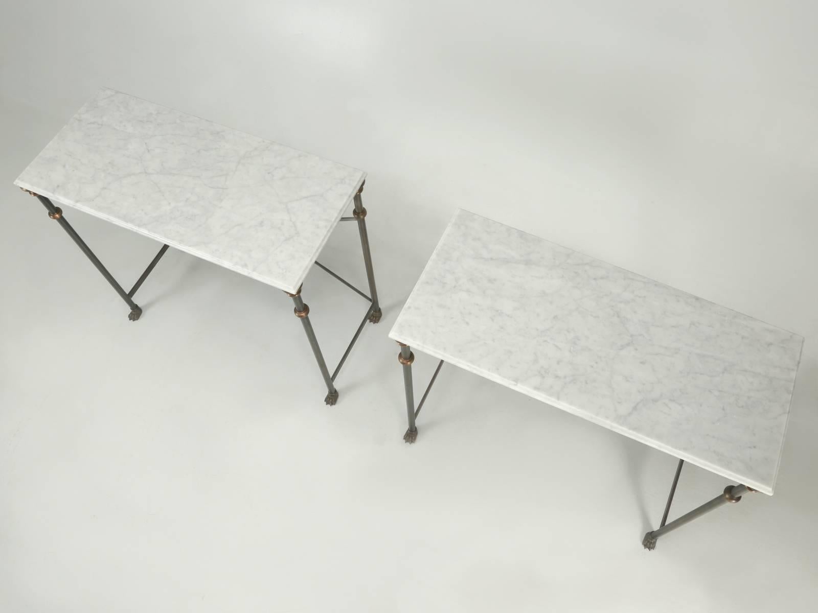 Paire de tables console Old Plank fabriquées à la main à Chicago à partir de marbre de Carrare, d'acier inoxydable et de ferrures en bronze et en laiton. Ils font partie de notre Collectional exclusive et peuvent être fabriqués dans n'importe quelle