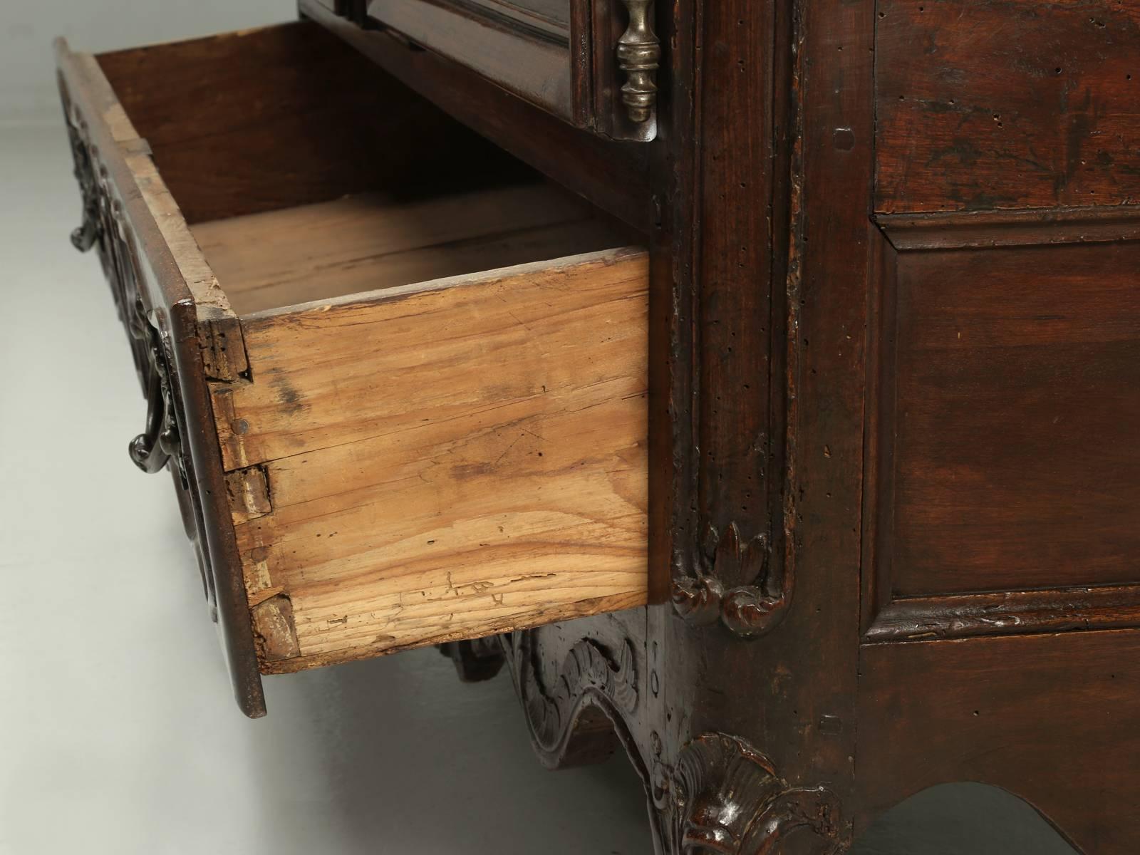 Antiker französischer Nussbaumschrank, Porzellankabinett oder Bücherregal circa Anfang 1800er (Frühes 19. Jahrhundert) im Angebot