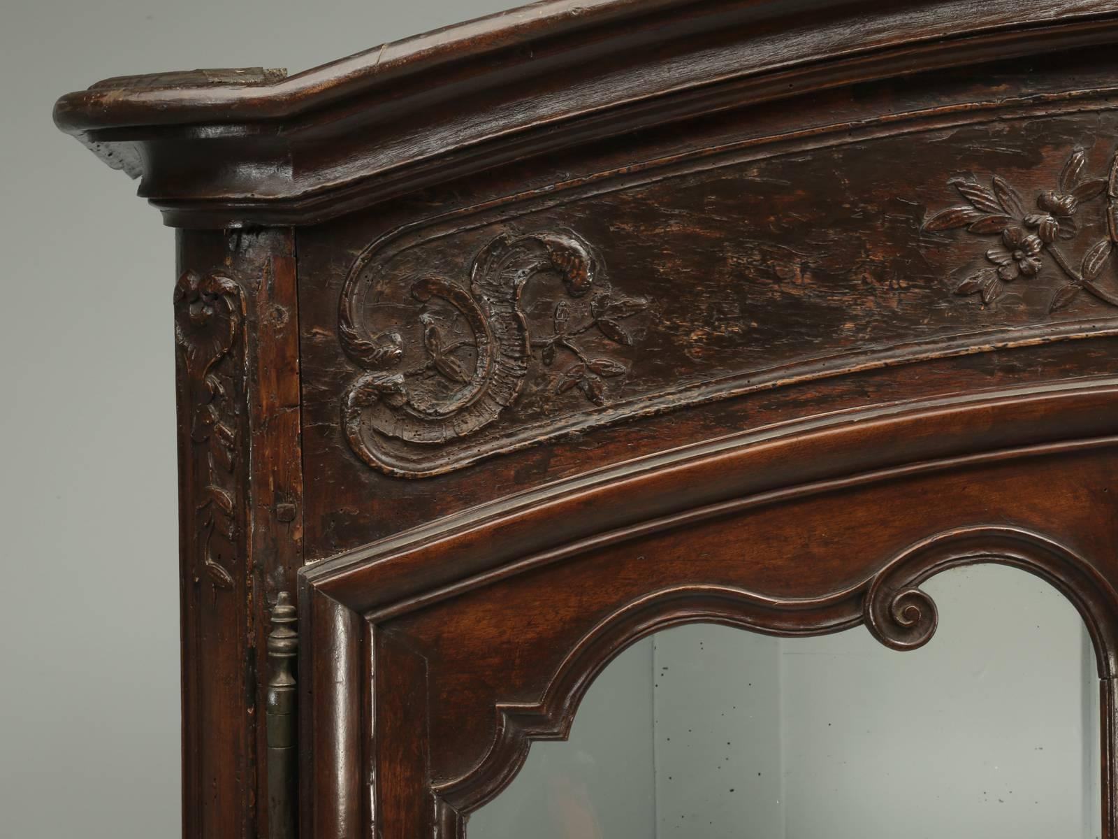 Antiker französischer Nussbaumschrank, Porzellankabinett oder Bücherregal circa Anfang 1800er (Louis XV.) im Angebot