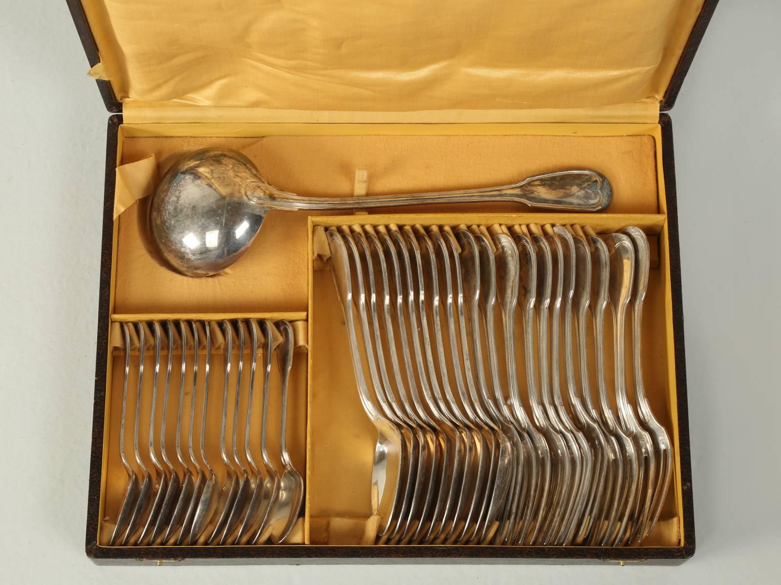 Antique French silver hallmarked, set of (34) pieces, including spoons, forks and a ladle in their original fitted box; possibly a stew set.
There are: (12) small spoons, (10) very large spoons, (11) large forks and one ladle.