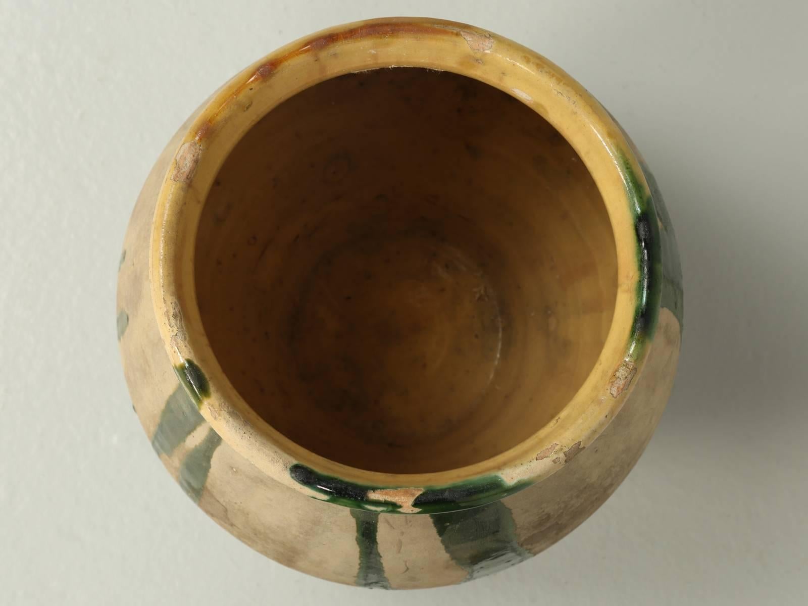 Français Antique French Confit Pot or Vase with a Beautiful Green and Mustard Glaze (Vase à confit français avec une belle glaçure verte et moutarde) en vente