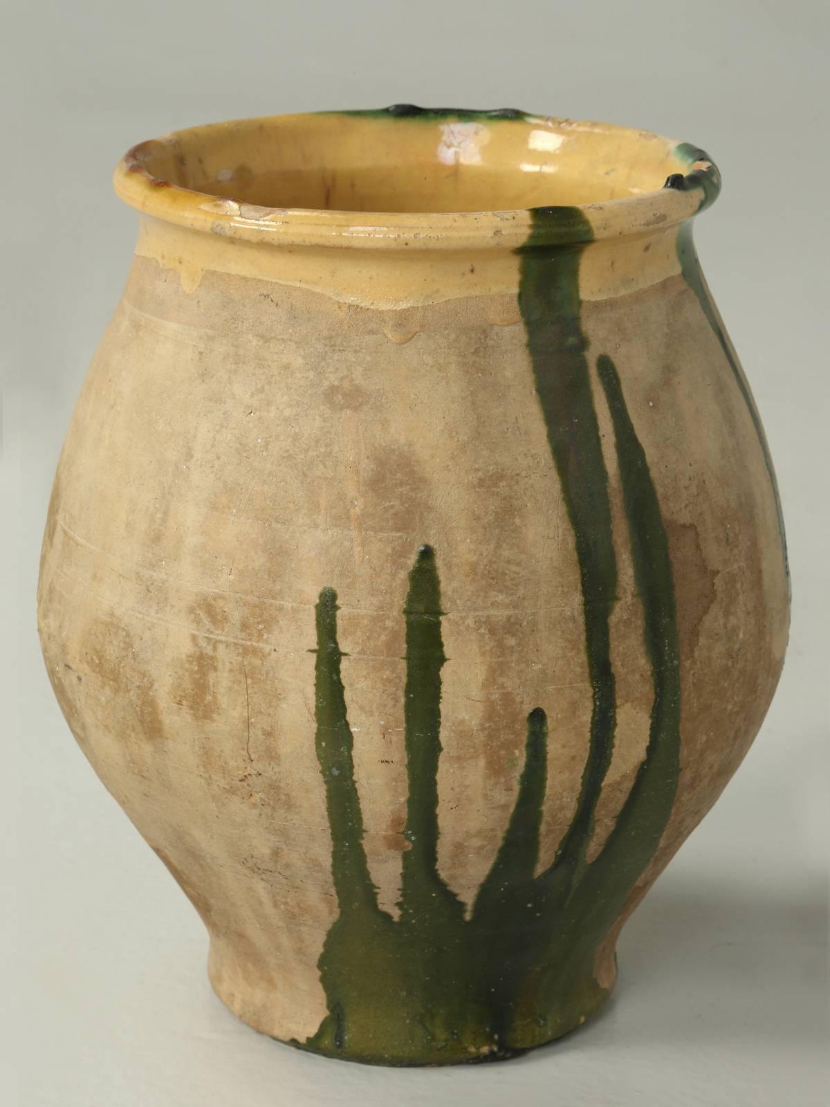 Country Antique French Confit Pot or Vase with a Beautiful Green and Mustard Glaze (Vase à confit français avec une belle glaçure verte et moutarde) en vente