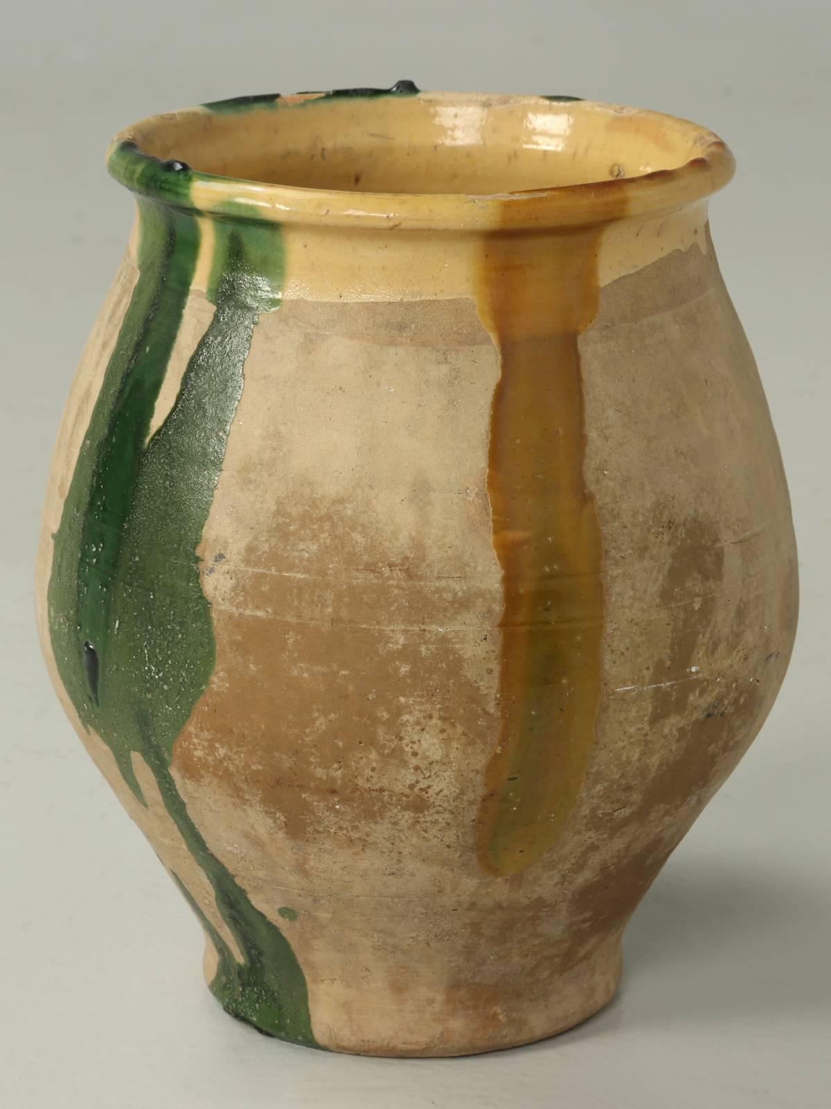 Ancien pot à confiture français dans un beau mélange de glaçures vertes et moutardes. Les marmites à confit françaises remontent aux années 1800 et étaient utilisées dans les cuisines des fermes françaises pour conserver les viandes, en particulier