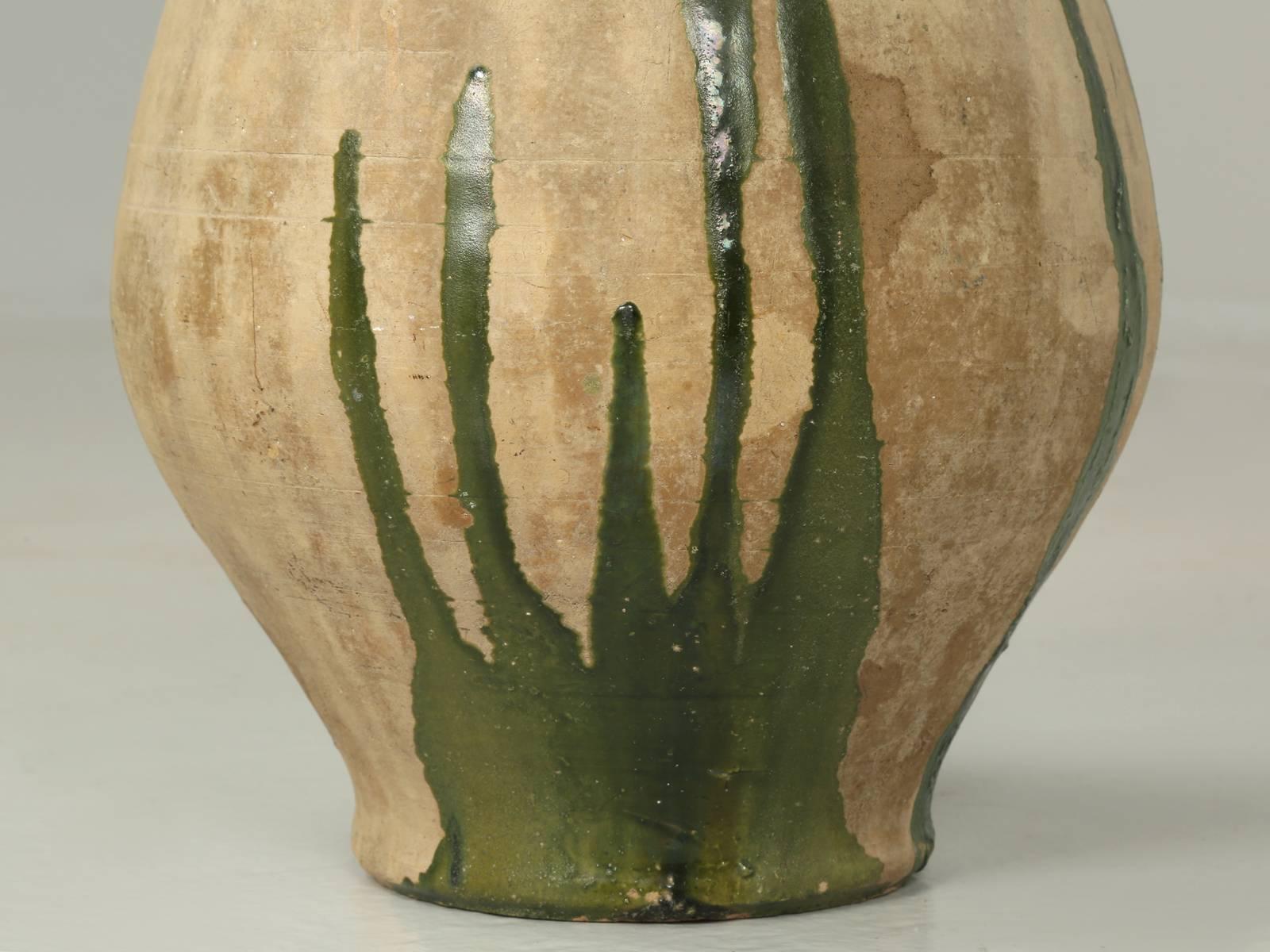 Antique French Confit Pot or Vase with a Beautiful Green and Mustard Glaze (Vase à confit français avec une belle glaçure verte et moutarde) en vente 1