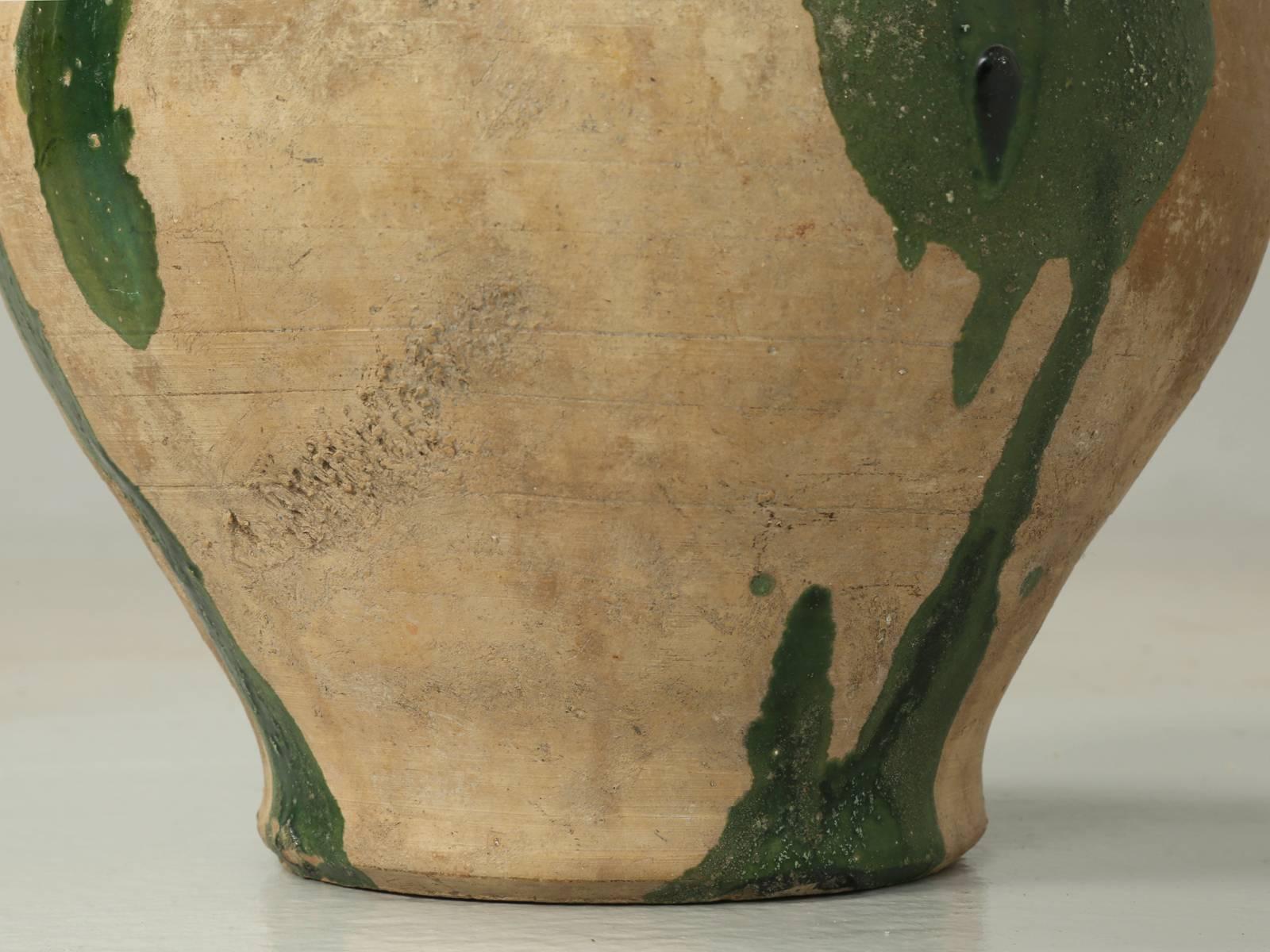 Antique French Confit Pot or Vase with a Beautiful Green and Mustard Glaze (Vase à confit français avec une belle glaçure verte et moutarde) en vente 2