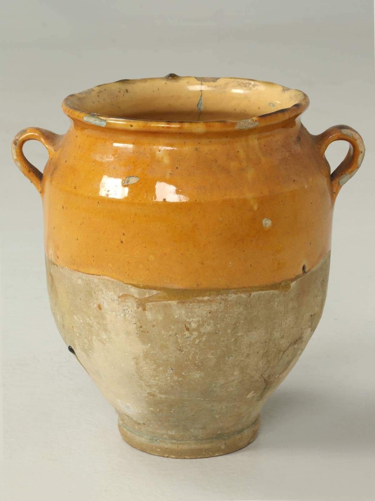 Olla Confitada en un Esmalte Mostaza Clásico que parece combinar mágicamente con casi todas las decoraciones. Las ollas francesas de confit se utilizaron desde finales del siglo XIX hasta principios del siglo XX para conservar los alimentos, en