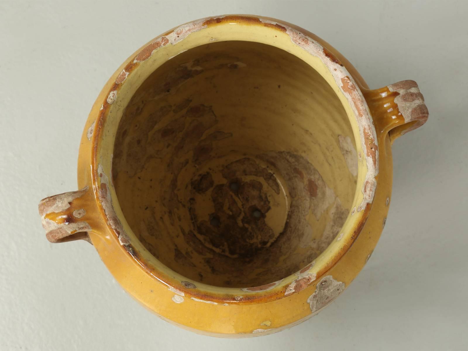 Country Antique French Confit Pot from Provence in their Typical Mustard Glaze (Pot de confit français ancien de Provence avec glaçure à la moutarde) en vente