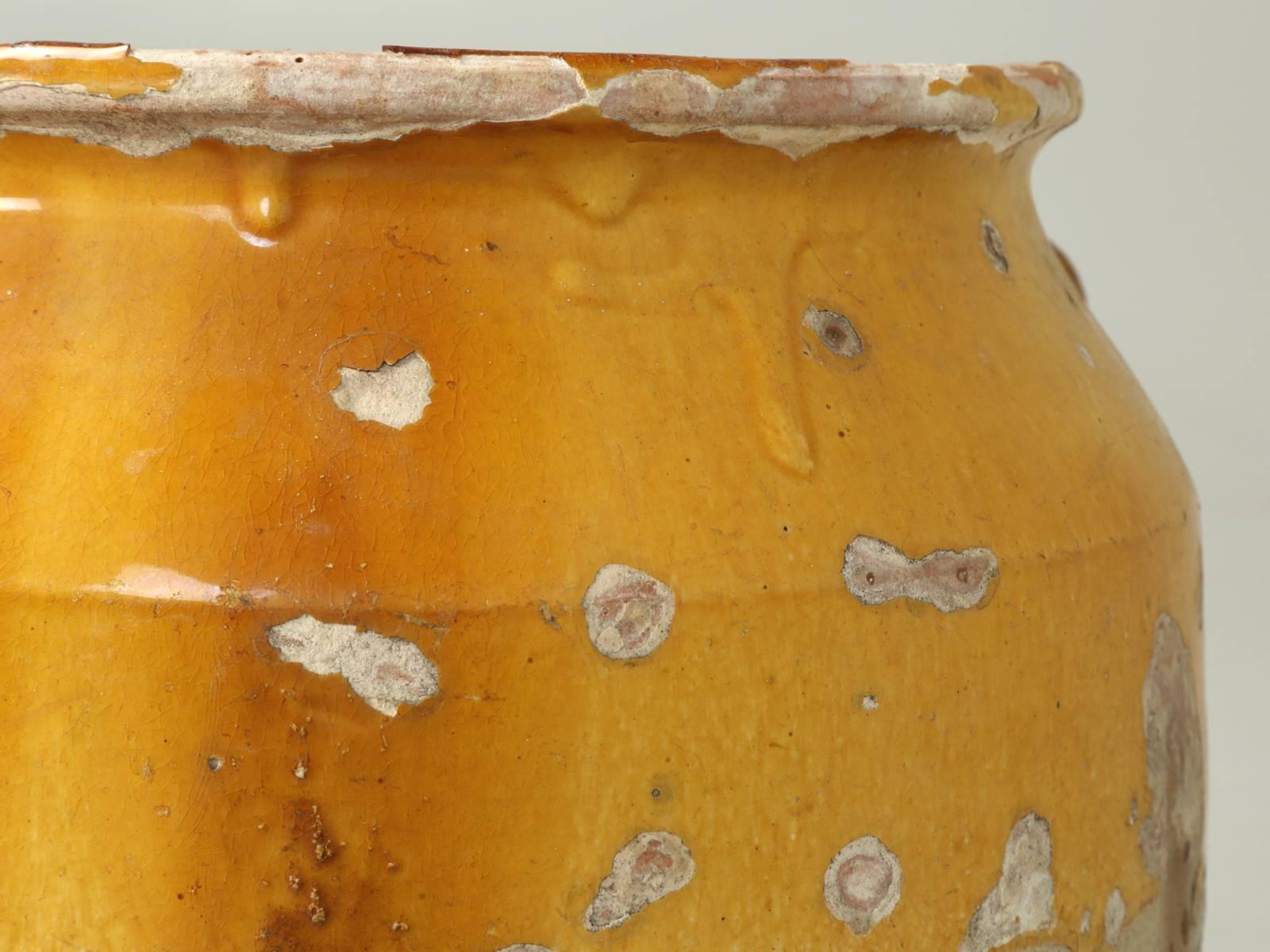 Français Antique French Confit Pot from Provence in their Typical Mustard Glaze (Pot de confit français ancien de Provence avec glaçure à la moutarde) en vente