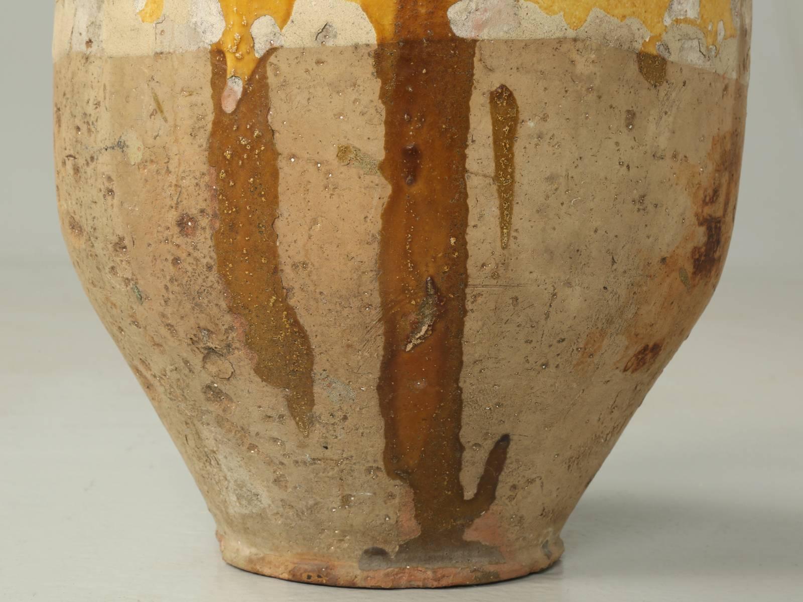 Antique French Confit Pot from Provence in their Typical Mustard Glaze (Pot de confit français ancien de Provence avec glaçure à la moutarde) en vente 2