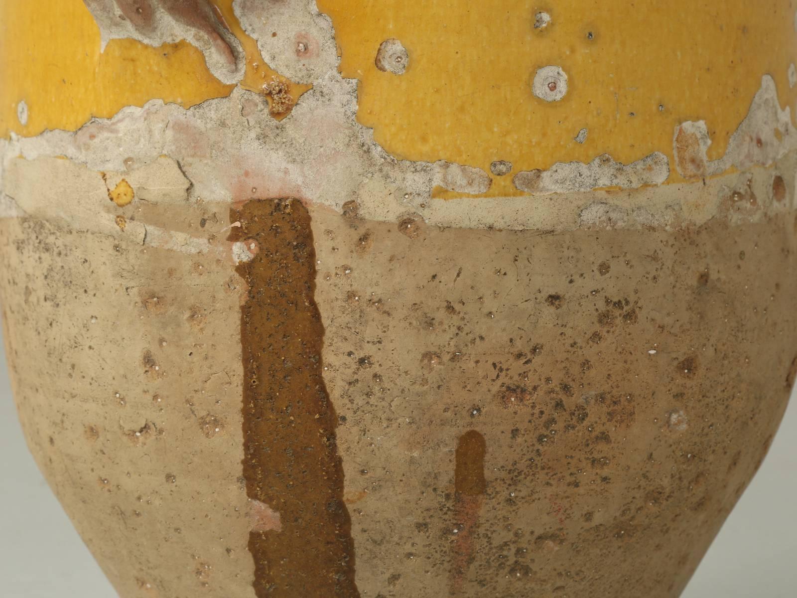 Antique French Confit Pot from Provence in their Typical Mustard Glaze (Pot de confit français ancien de Provence avec glaçure à la moutarde) en vente 1