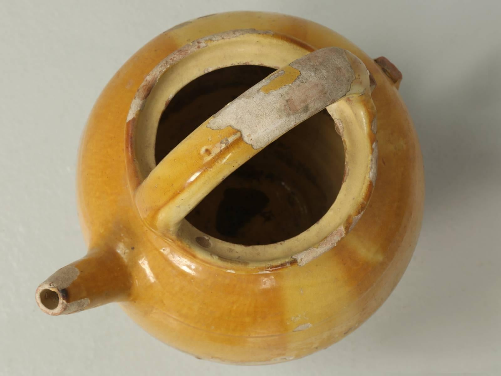 Country Pichet à eau ou « Crache » français ancien en céramique avec petite poignée latérale manquante en vente