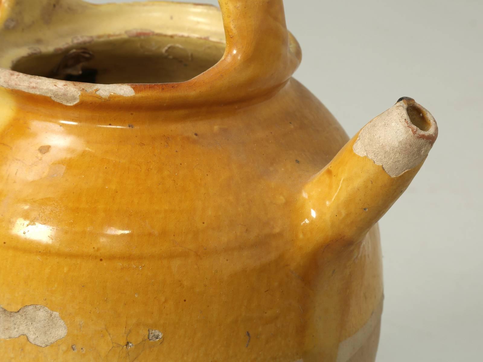 Cuit Pichet à eau ou « Crache » français ancien en céramique avec petite poignée latérale manquante en vente