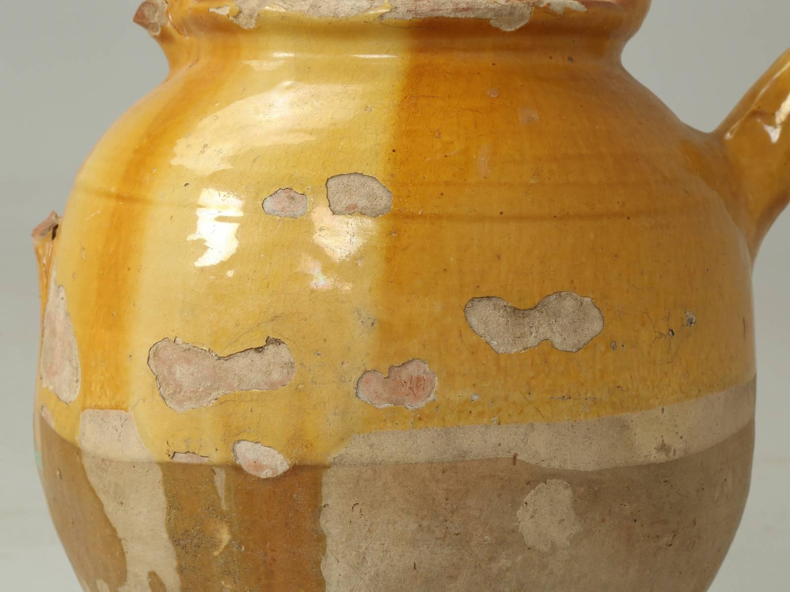 Poteries Pichet à eau ou « Crache » français ancien en céramique avec petite poignée latérale manquante en vente