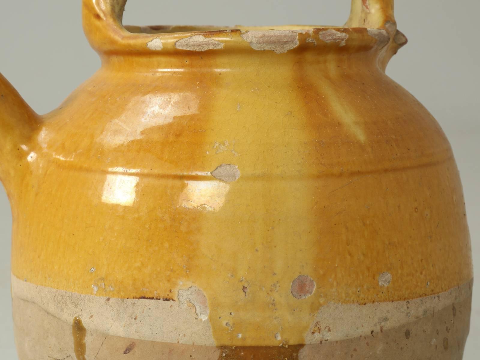 Début du 20ème siècle Pichet à eau ou « Crache » français ancien en céramique avec petite poignée latérale manquante en vente