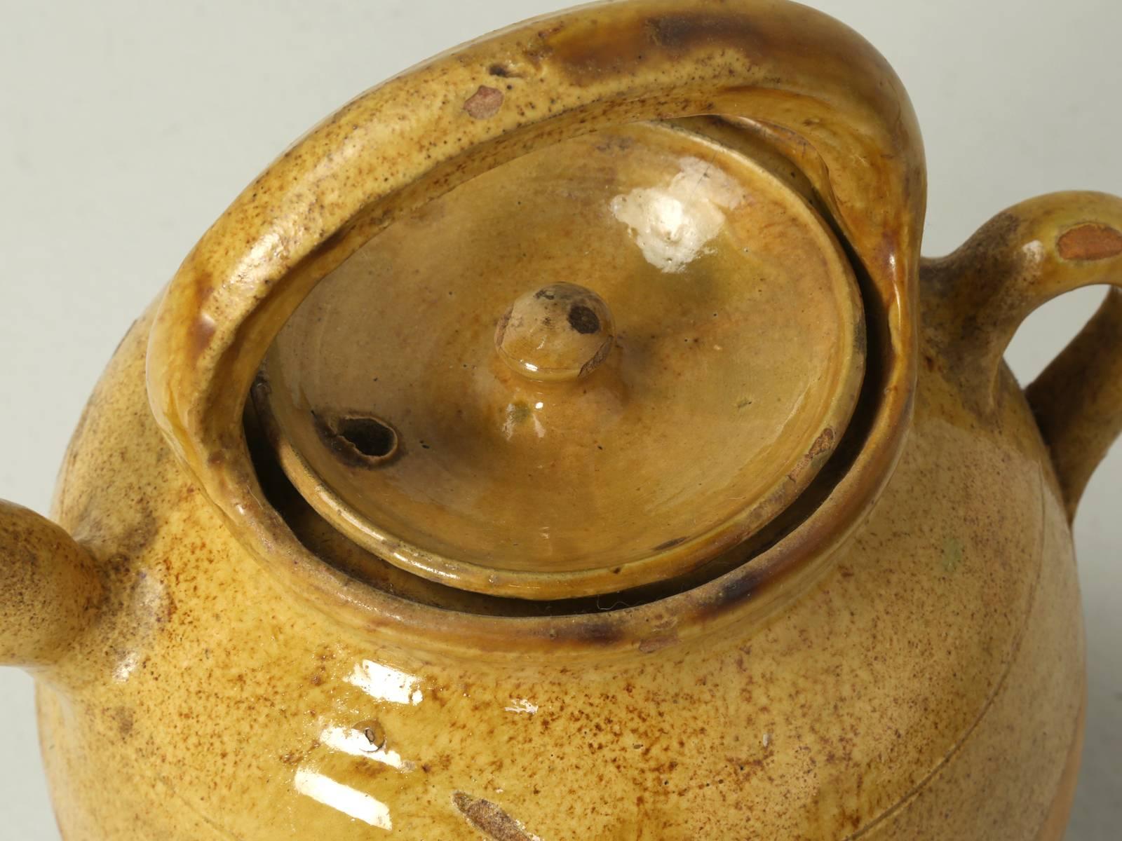 Country Pichet à eau français ancien en céramique authentique, ou « Cruche » avec poignée et couvercle en vente