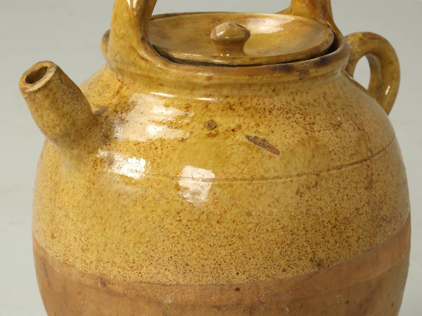 Pichet à eau français ancien en céramique authentique, ou « Cruche » avec poignée et couvercle Bon état - En vente à Chicago, IL