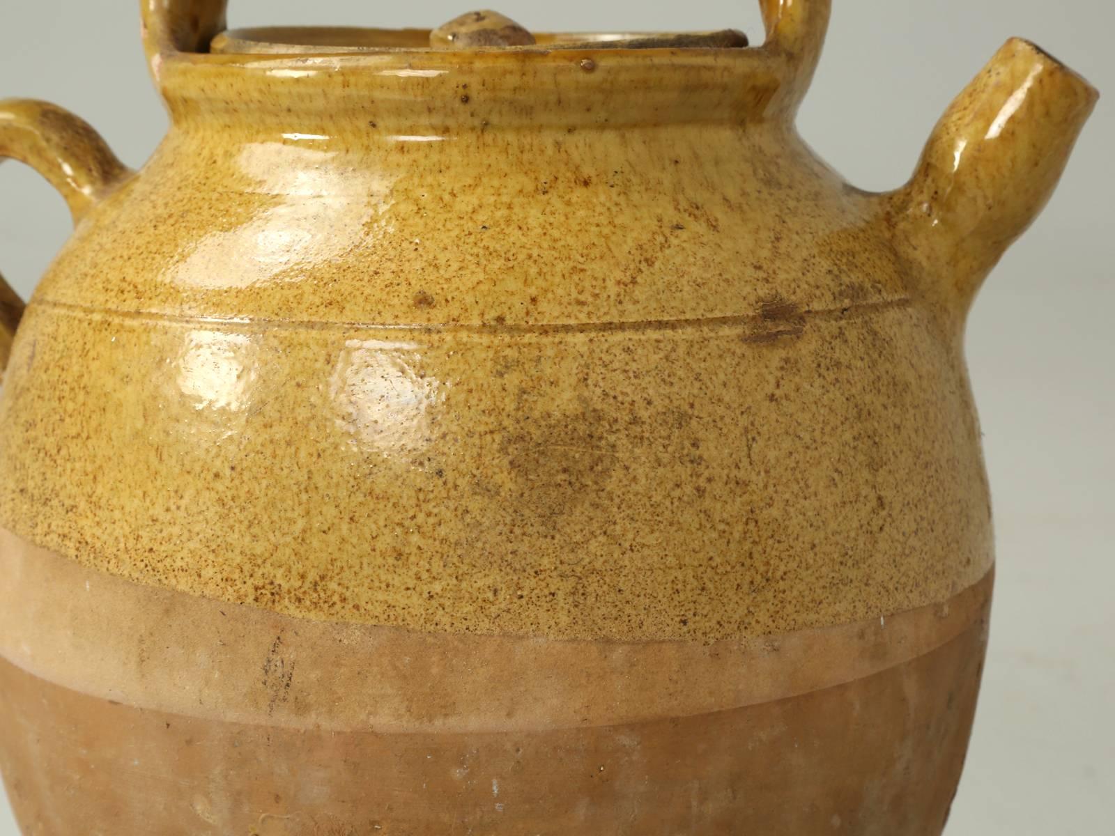 Début du 20ème siècle Pichet à eau français ancien en céramique authentique, ou « Cruche » avec poignée et couvercle en vente