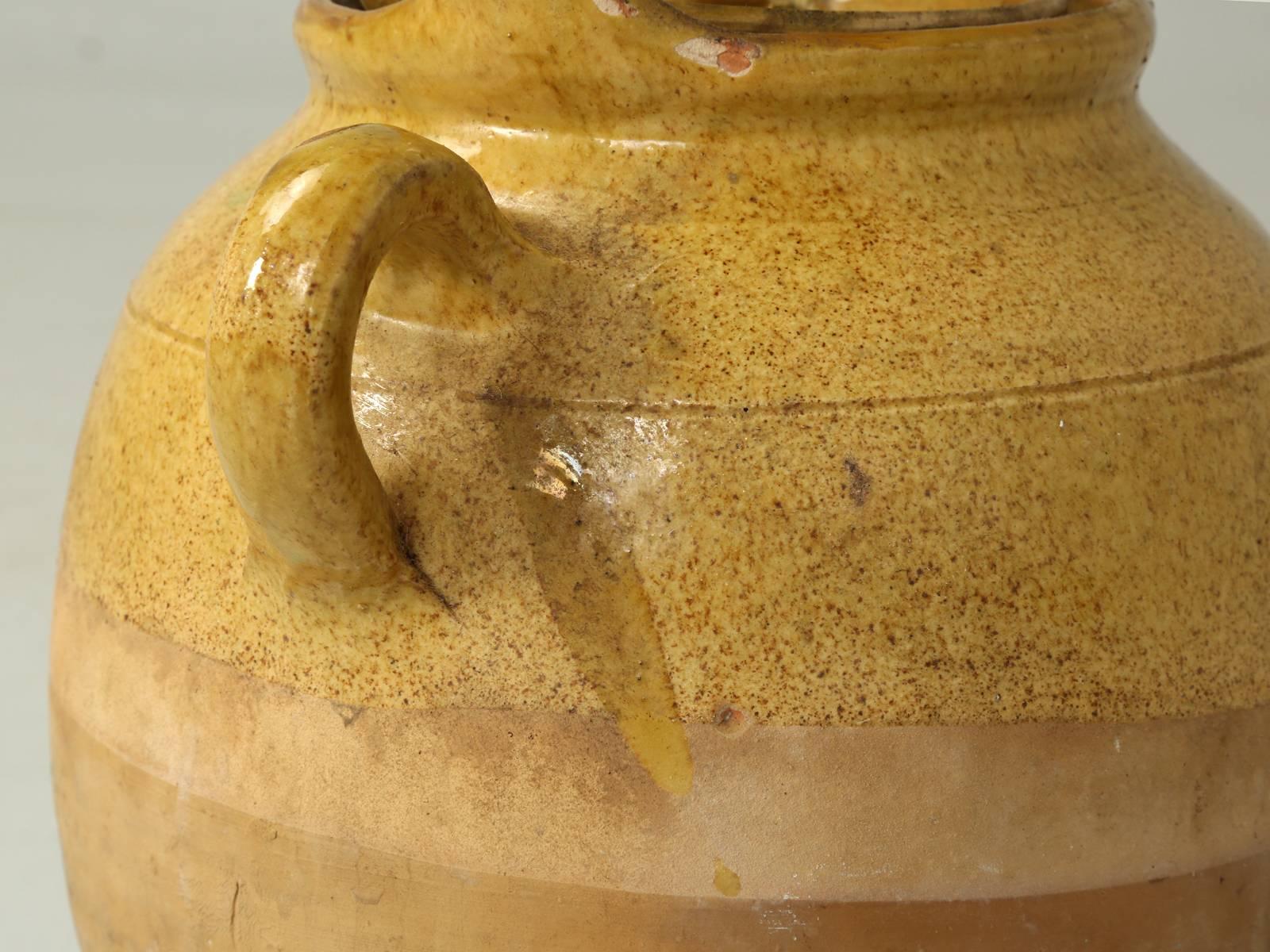 Vernissé Pichet à eau français ancien en céramique authentique, ou « Cruche » avec poignée et couvercle en vente