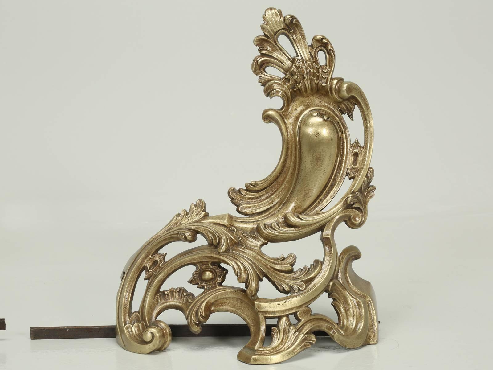 Antike französische Feuerböcke oder Chenets aus massiver Bronze im Rokoko-Stil  (Französisch) im Angebot