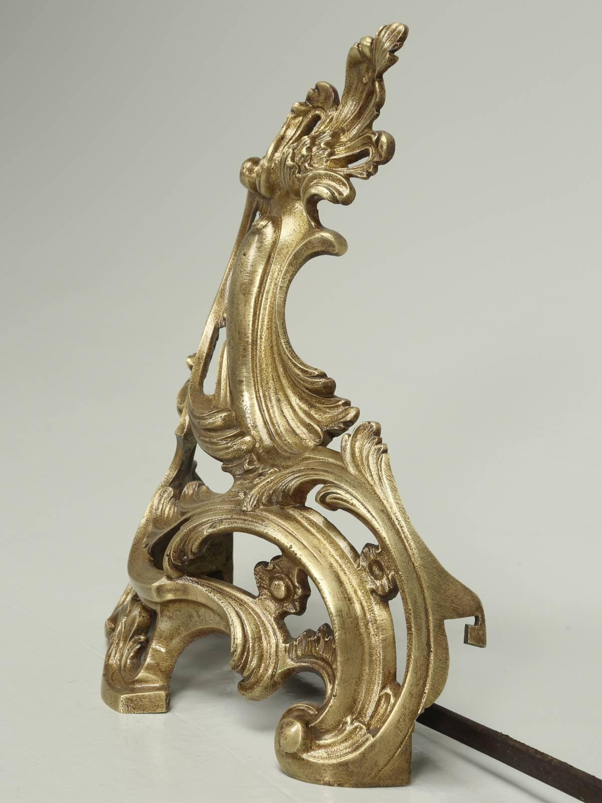 Antike französische Feuerböcke oder Chenets aus massiver Bronze im Rokoko-Stil  (Spätes 19. Jahrhundert) im Angebot