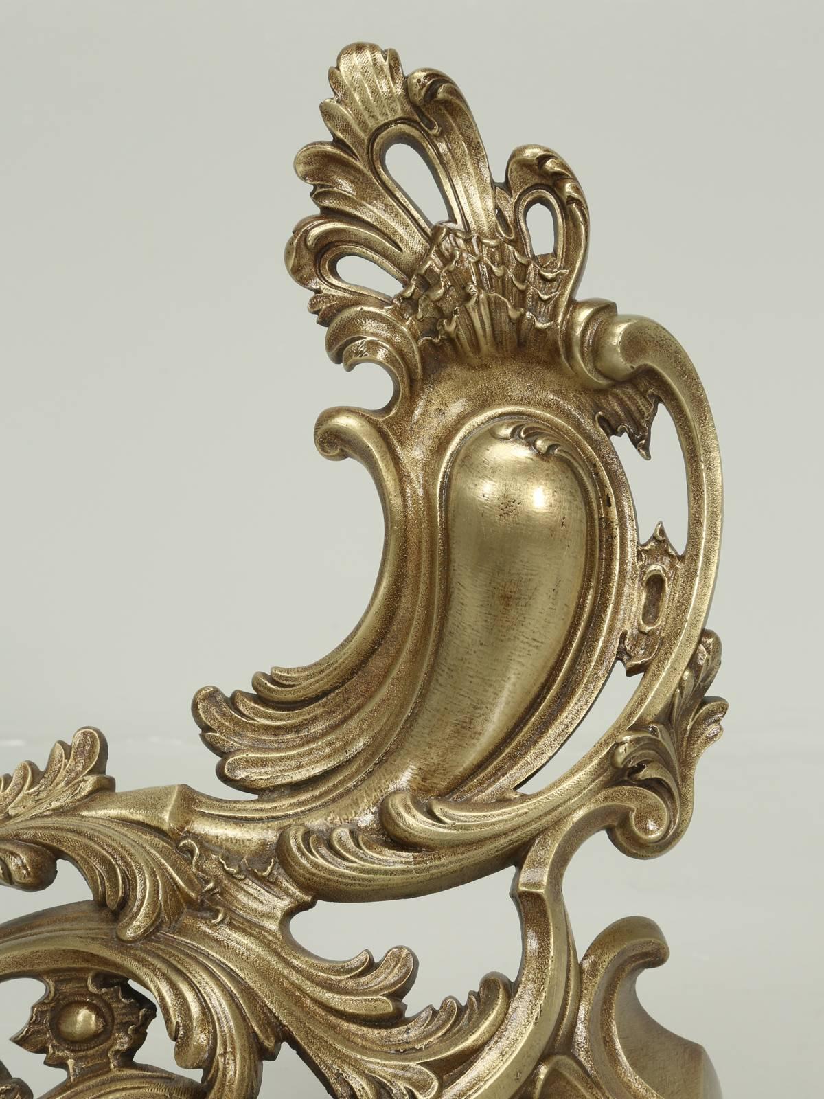 Antike französische Feuerböcke oder Chenets aus massiver Bronze im Rokoko-Stil  (Gegossen) im Angebot