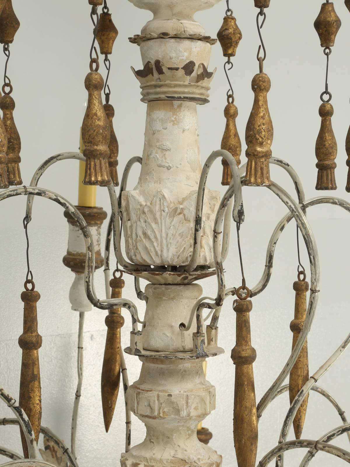 Italian Painted Wooden Chandelier In Distressed Condition In Chicago, IL