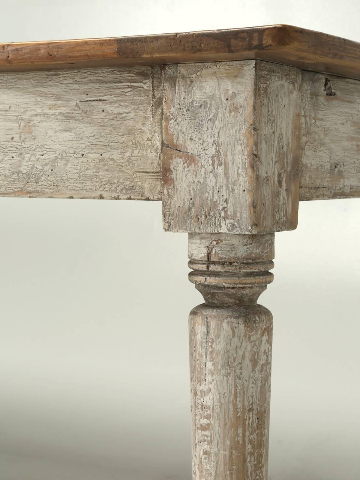 XXIe siècle et contemporain Table de ferme en pin de style campagnard français avec base peinte à partir d'une vieille planche, toutes les tailles en vente