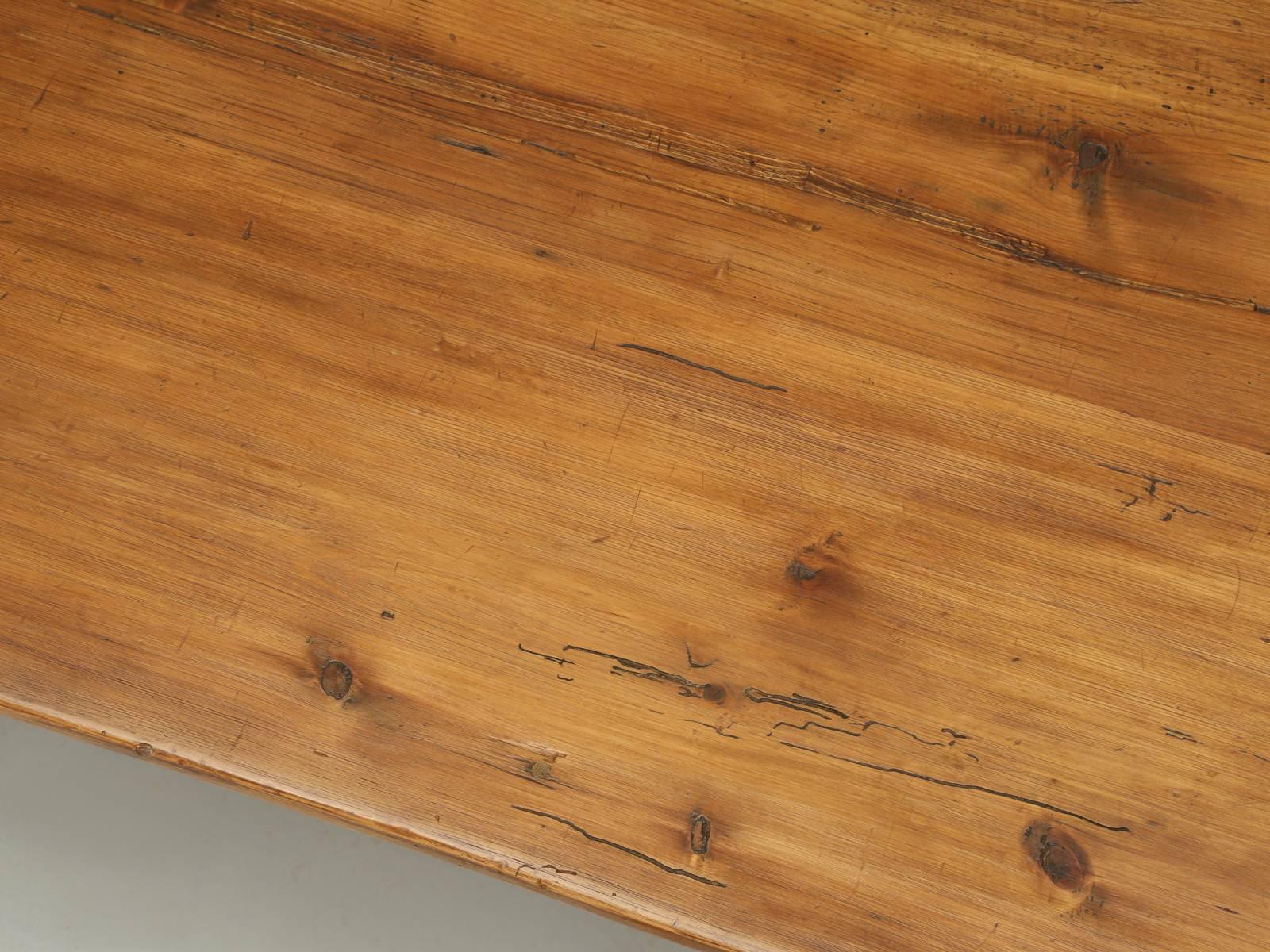 Sculpté à la main Table de ferme en pin de style campagnard français avec base peinte à partir d'une vieille planche, toutes les tailles en vente