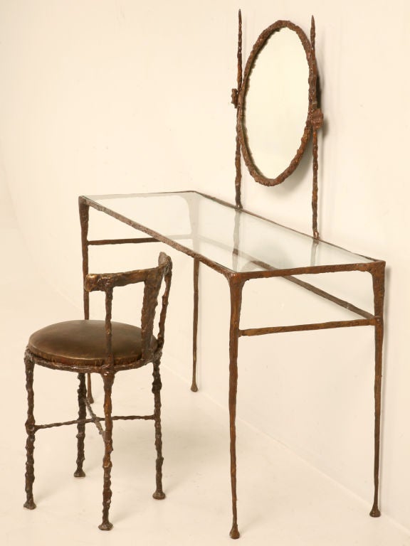 Massiver Frisiertisch aus Bronze im Stil von Alberto Giacometti mit einem optionalen Stuhl aus Bronze, den wir für uns gegossen haben. Alberto Giacometti (1901-1966) war ein außergewöhnlicher Schweizer Bildhauer, Maler, Zeichner und Grafiker, und