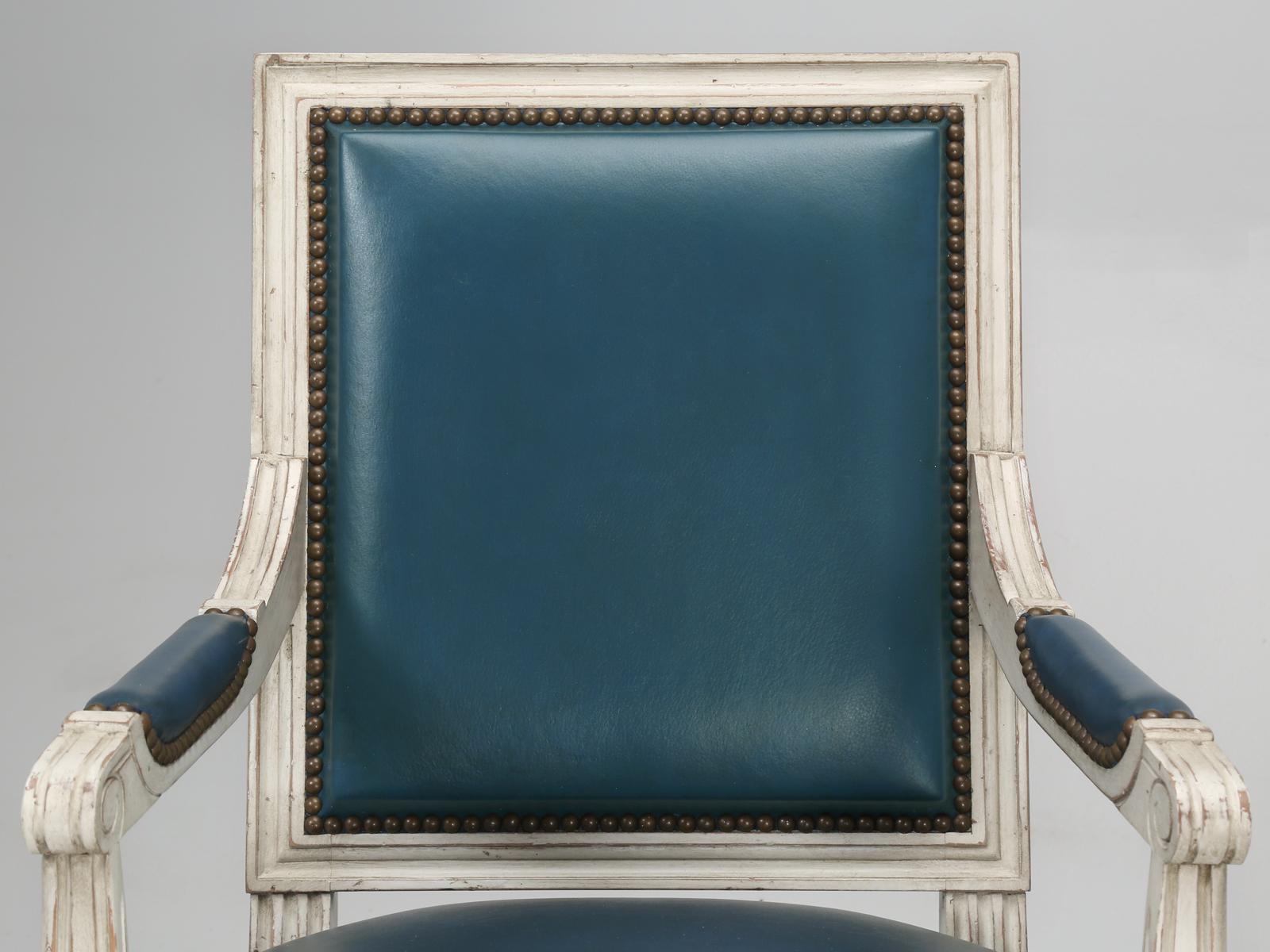 Sessel im Louis-XVI-Stil, maßgefertigtes blaues Leder, Beistellstuhl verfügbar (Louis XVI.)