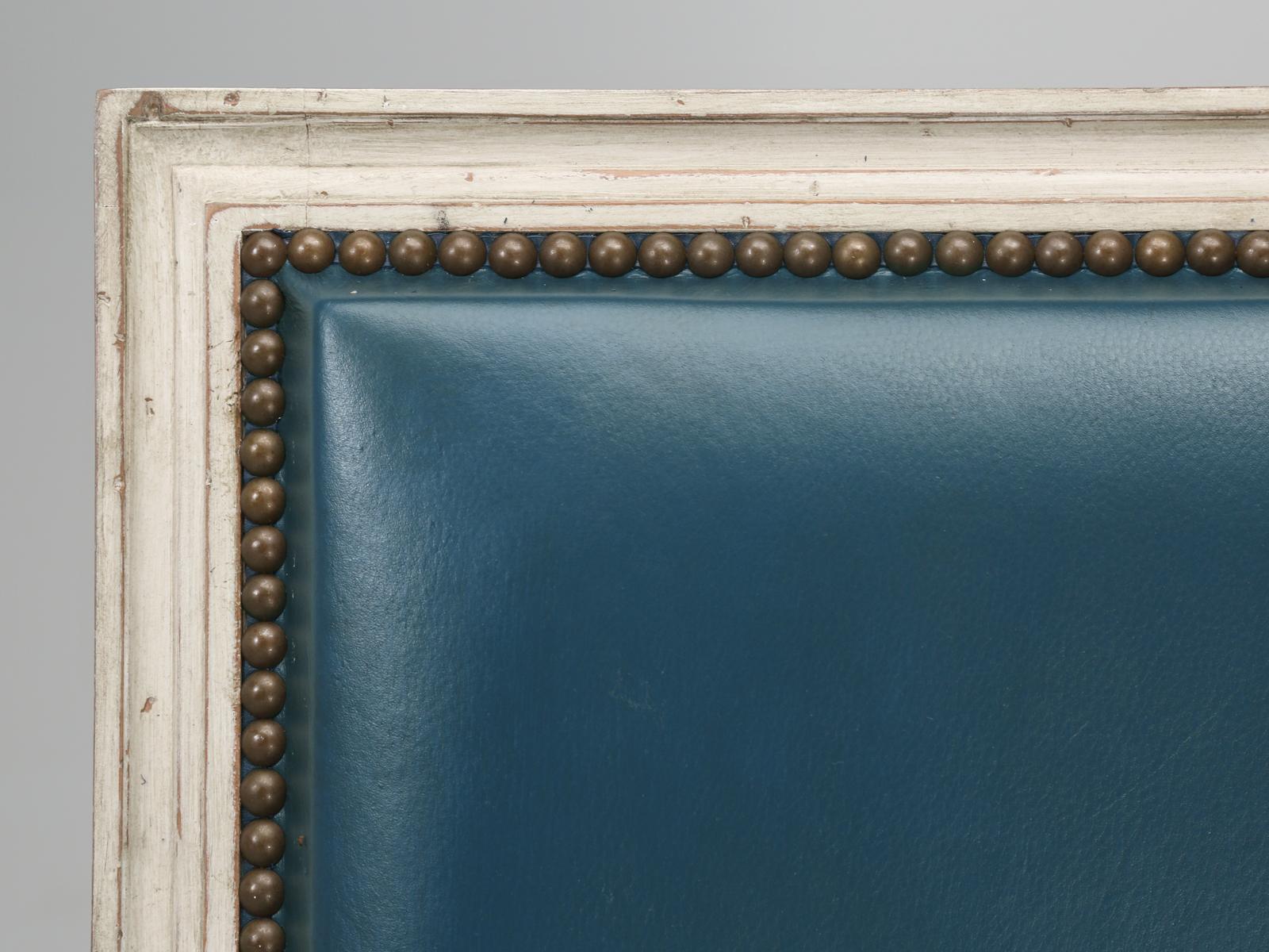 Sessel im Louis-XVI-Stil, maßgefertigtes blaues Leder, Beistellstuhl verfügbar (Französisch)