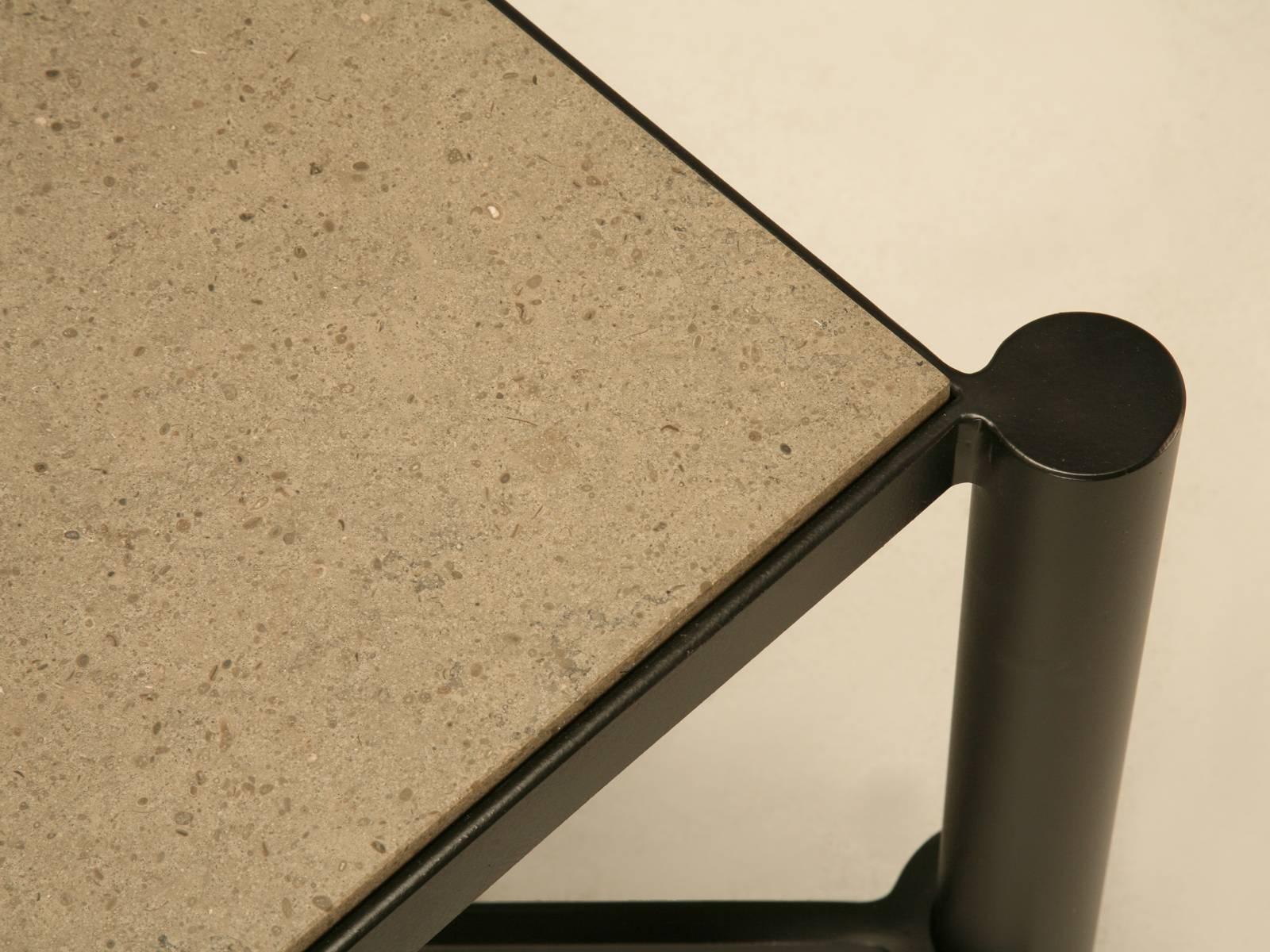 Fait main Table basse en acier et pierre de style mi-siècle moderne, fabriquée sur commande à Chicago en vente